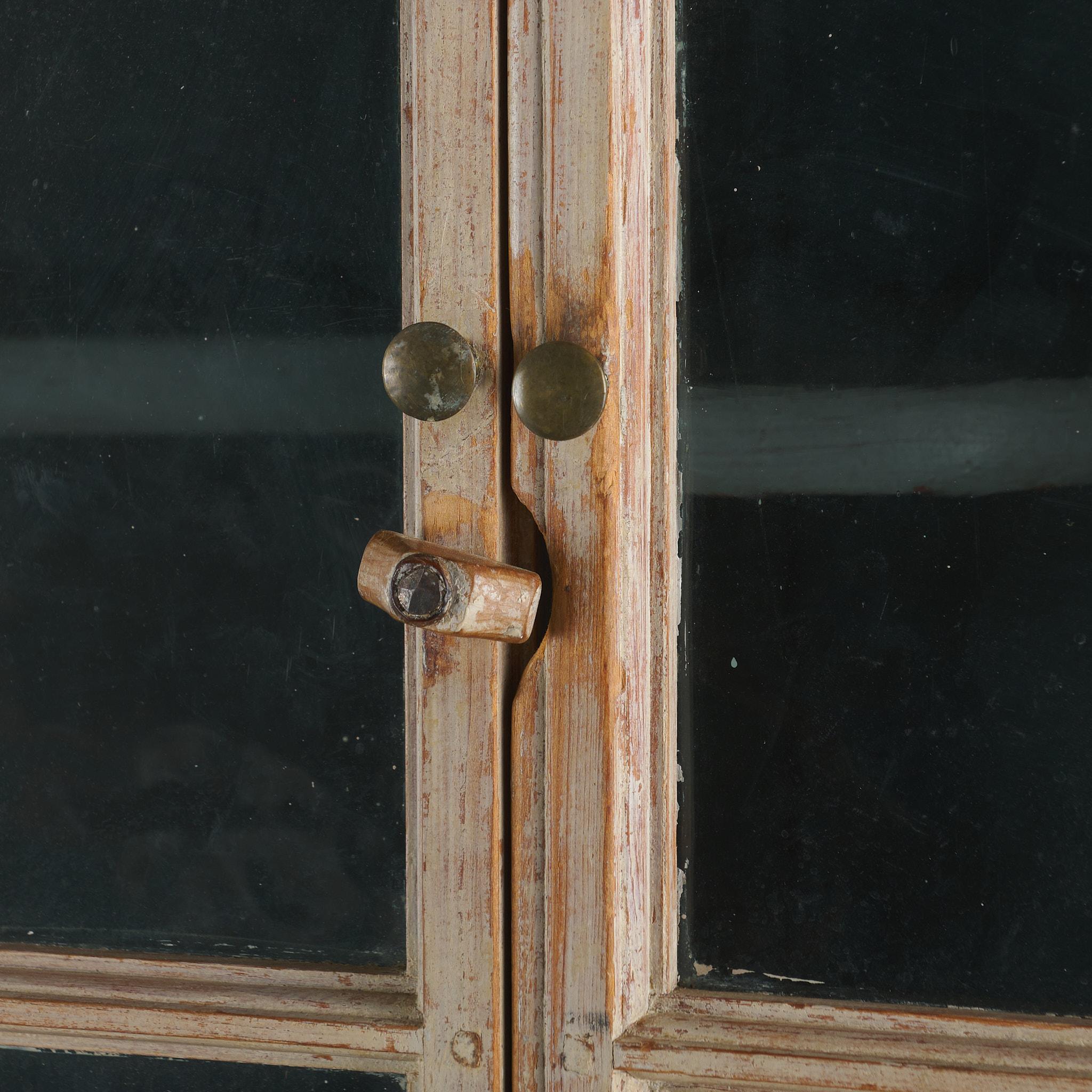 Sculpté à la main Armoire d'angle suédoise en vente