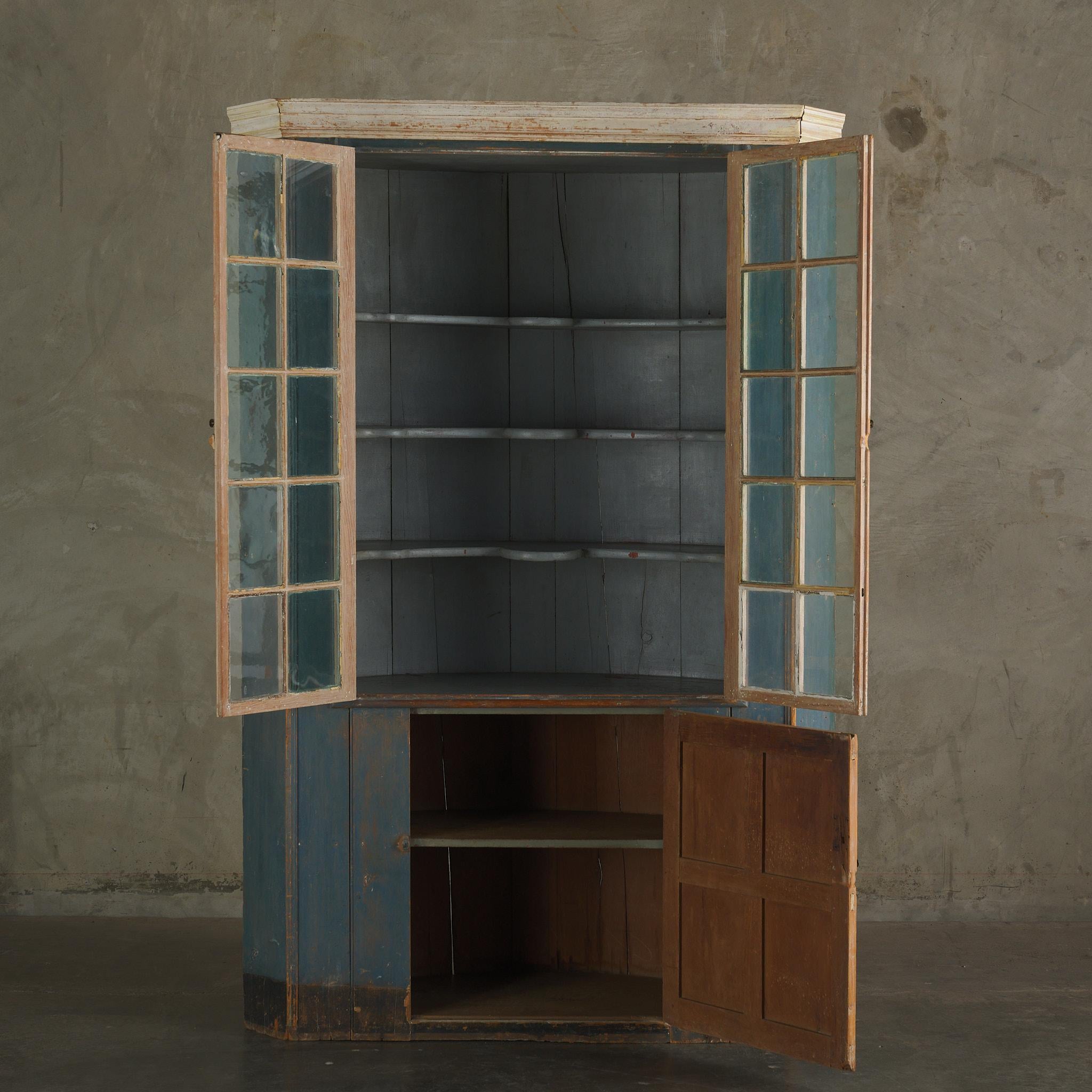 Armoire d'angle suédoise Bon état - En vente à Los Angeles, CA