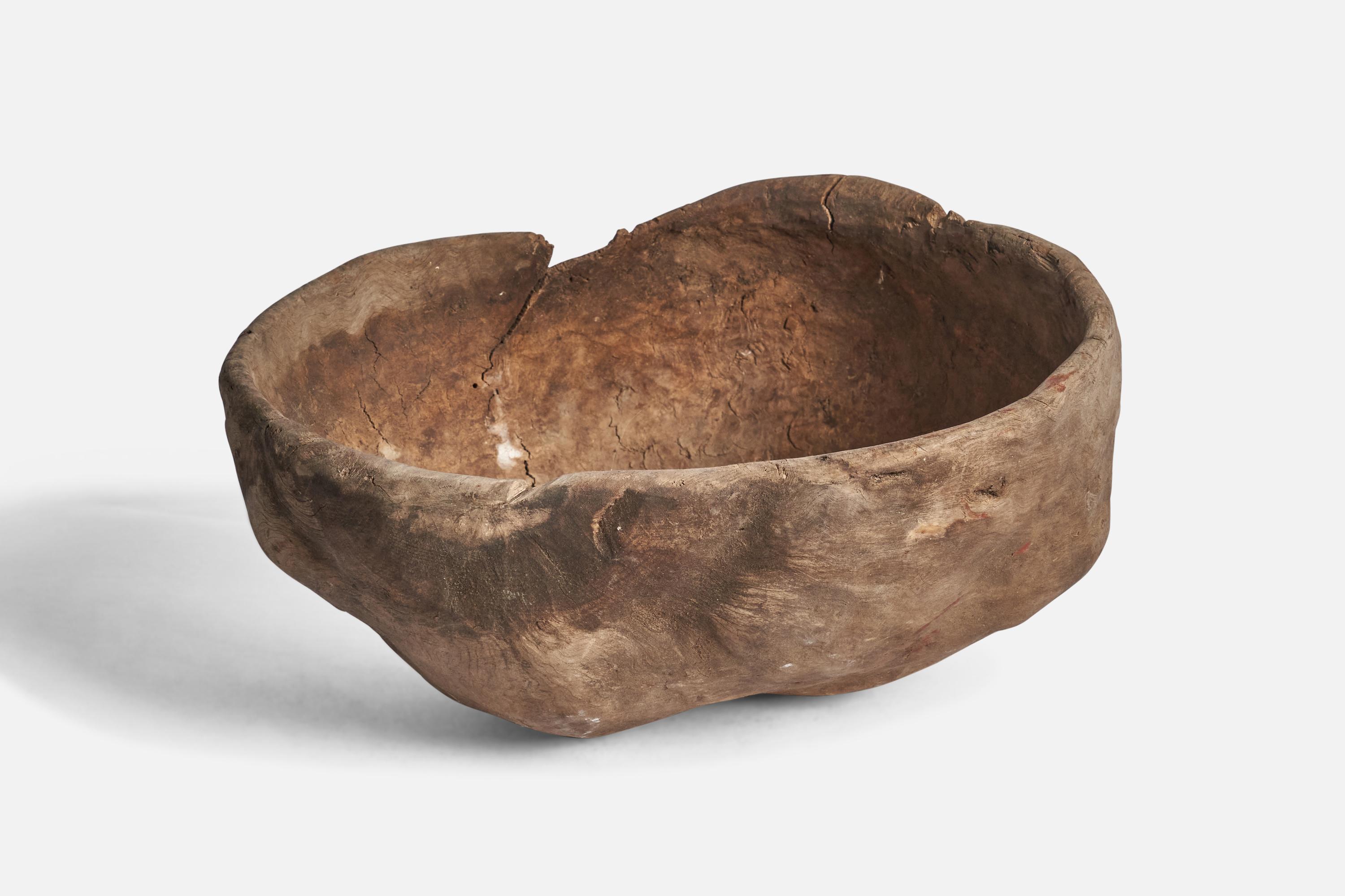 An organic wood bowl produced in Sweden, 18th century.