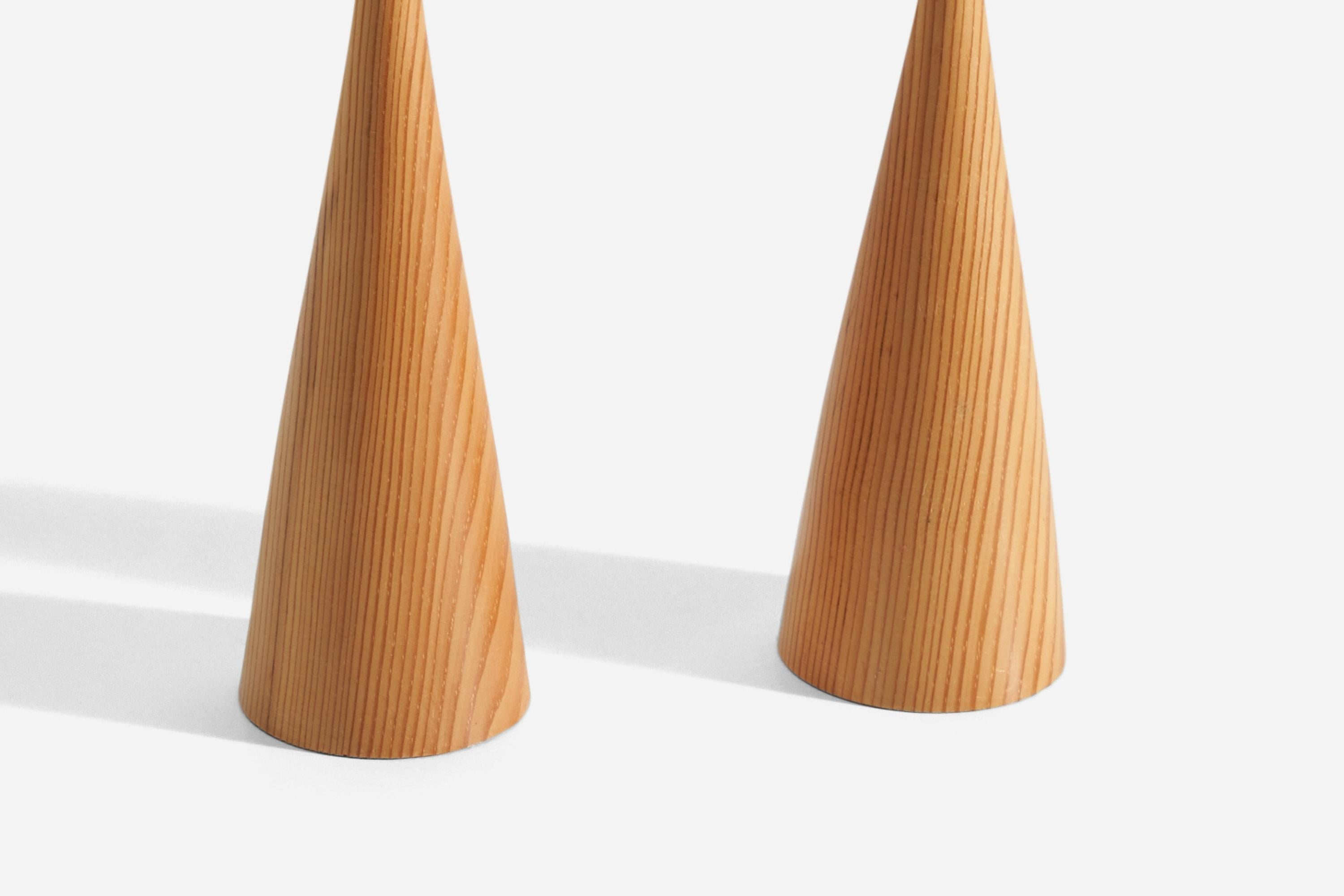 Moderno Swedish Craft, candelieri, pino massiccio tornito, rame, Svezia, anni '70 in vendita