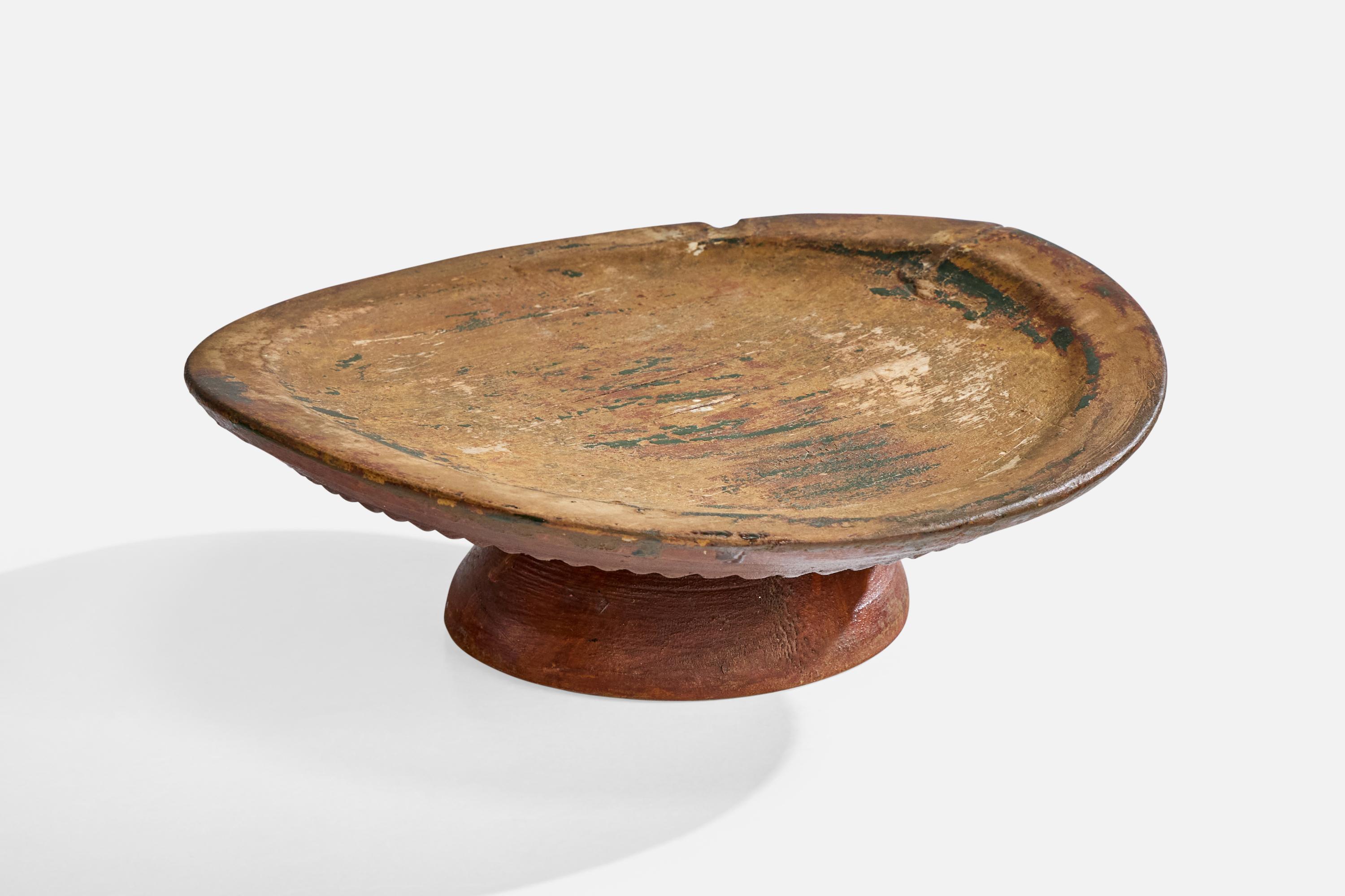 Plato de madera fabricado en Suecia, siglo XIX

Dividir presente a la madera

Desgaste propio de la edad y el uso

Dimensiones totales (pulgadas): 3,25 