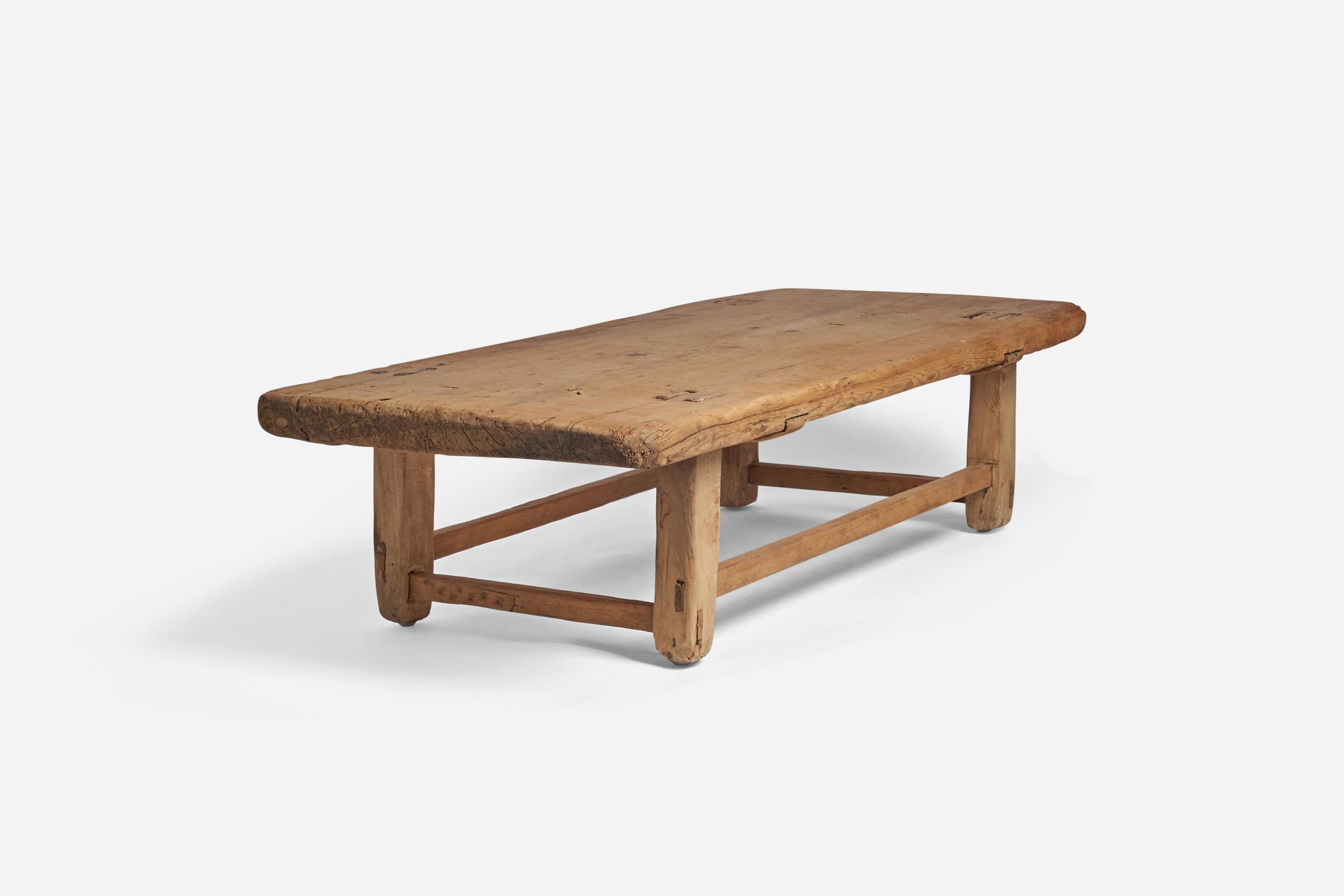 Ein niedriger Tisch oder eine Bank aus Kiefernholz, entworfen und hergestellt in Schweden, um 1900. 