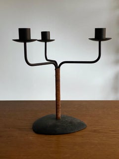 Swedish Craft, Candelabro modernista a 3 bracci, metallo nero, canna, Svezia
