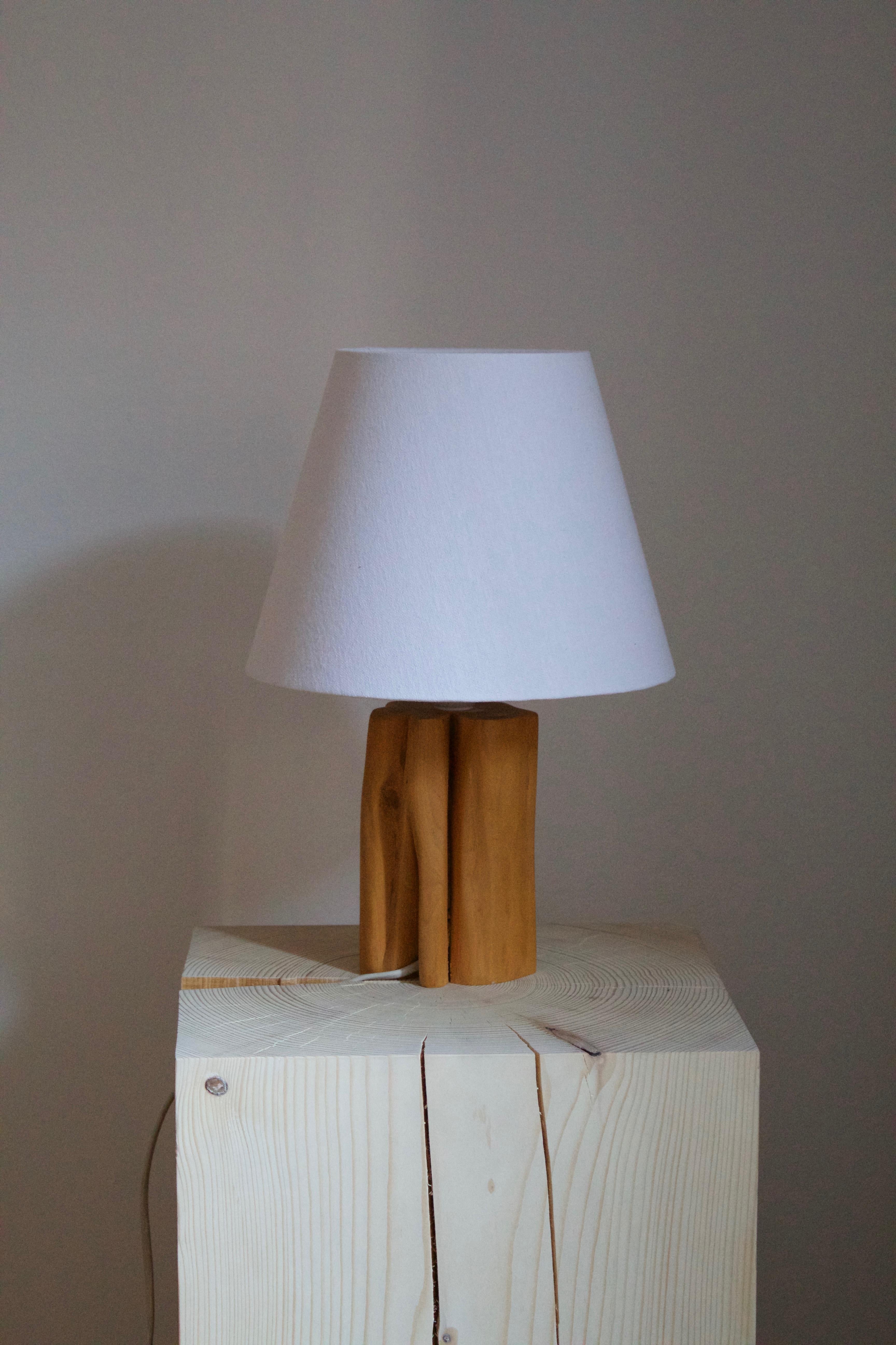 An organic freeform table lamp / desk light. Produced and designed in Sweden, 1971. Signed 