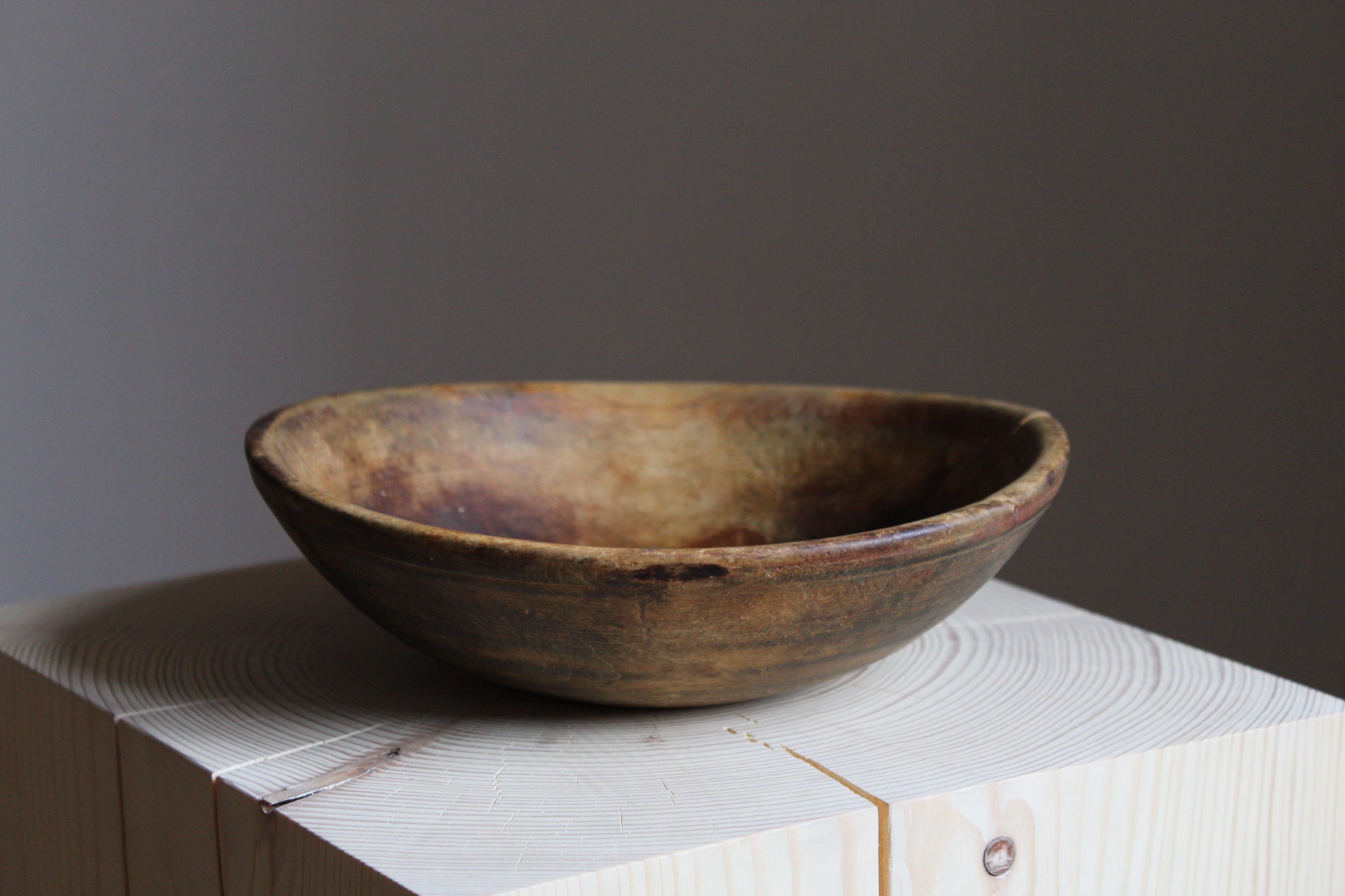 An antique Swedish folk craft bowl. With a beautiful old fissure. 

From a farm in Uppsala, Sweden.