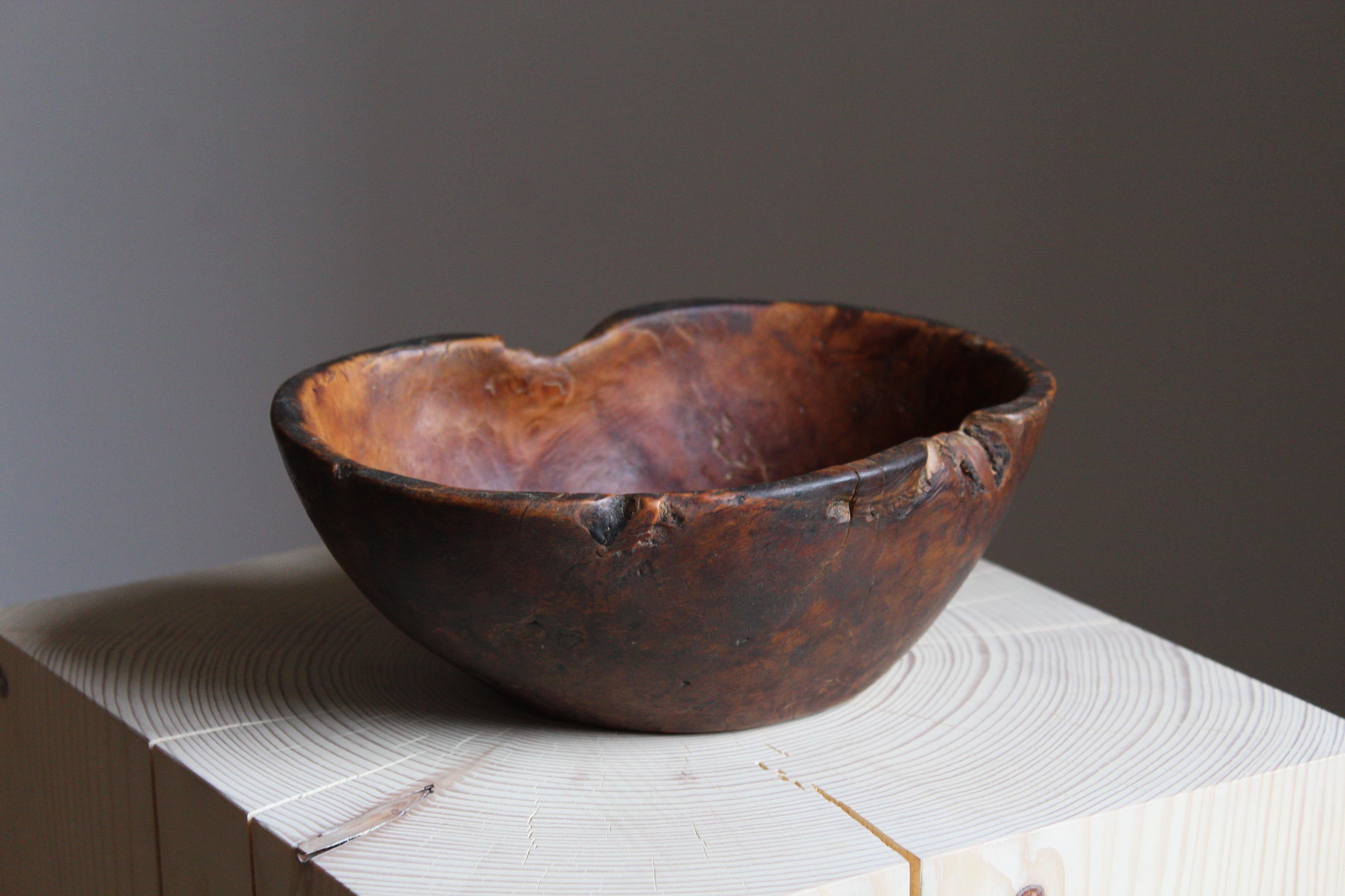 An antique Swedish folk craft bowl. In burl wood. Features a superb signature to the bottom.

Stems from a farm in Uppsala, Sweden.