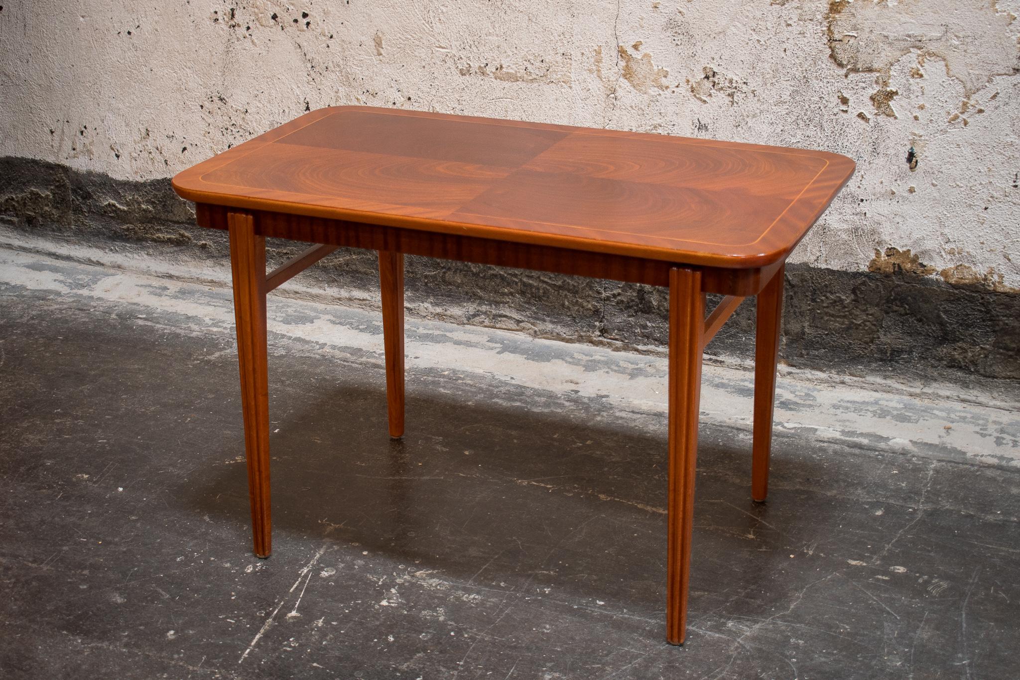 Swedish Crotch Mahogany Mid-Century Modern End Table In Good Condition For Sale In Atlanta, GA