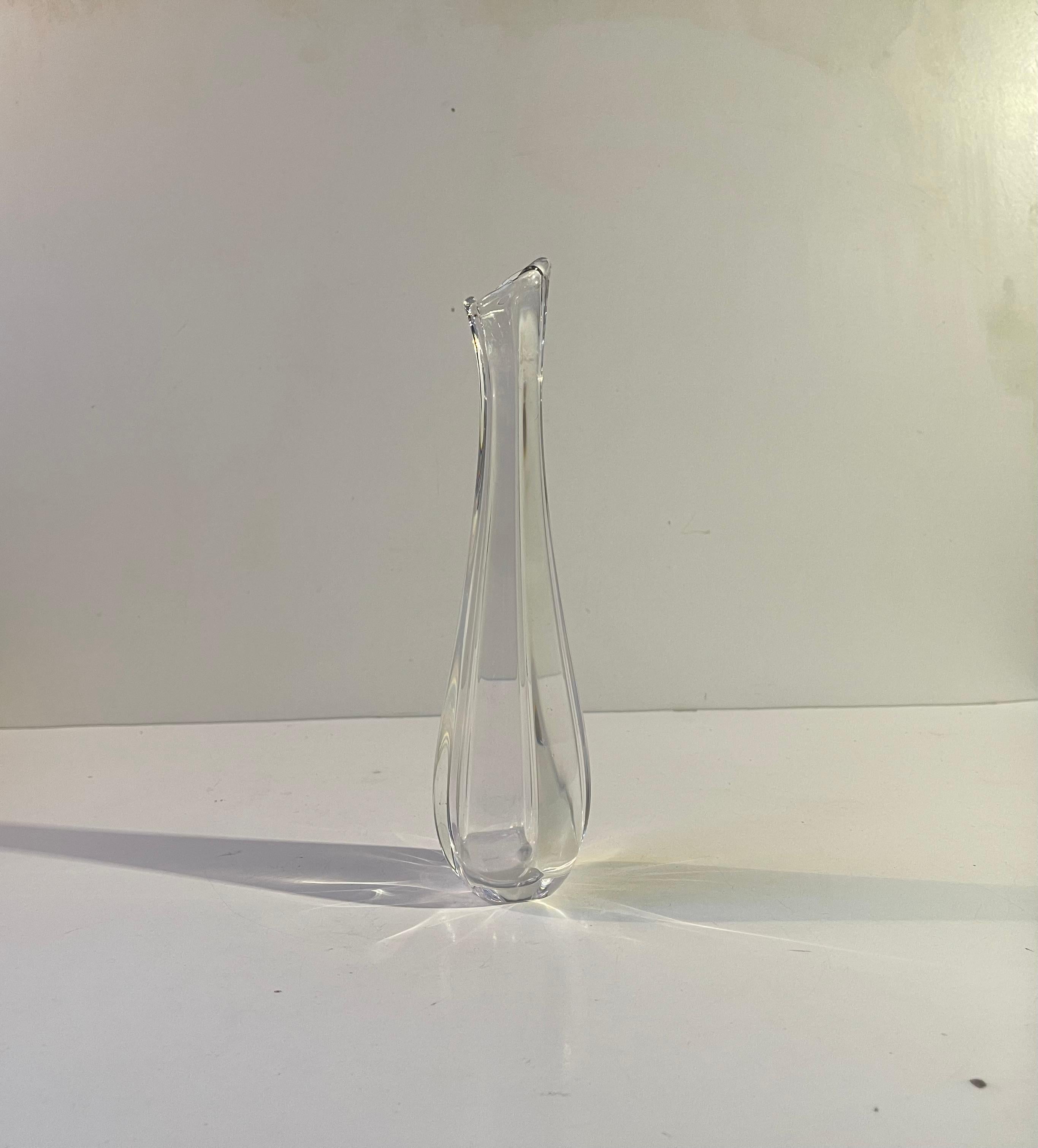 Vaso per boccioli di cristallo dalla forma organica e magra. Si chiama Magnor e presenta uno stile art deco - Swedish Grace. È stata progettata da Niels Landberg e prodotta da Orrefors in Svezia negli anni '50 o '60. Il vaso è contrassegnato,