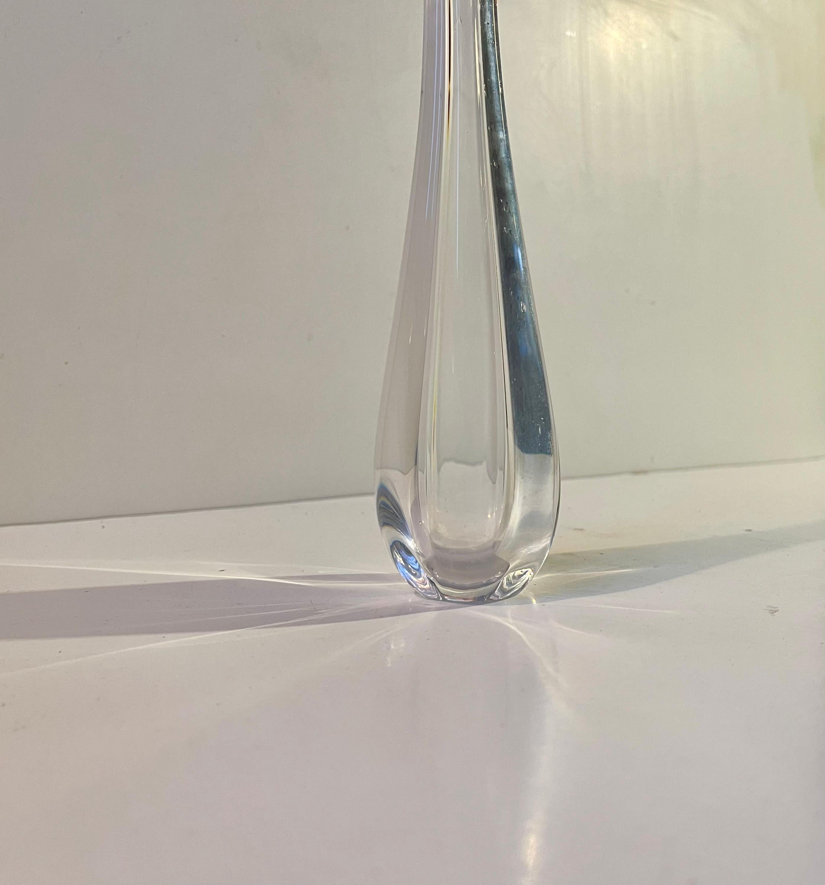 Scandinavo moderno Vaso a bocciolo in cristallo svedese di Nils Landberg per Orrefors, anni '60 in vendita