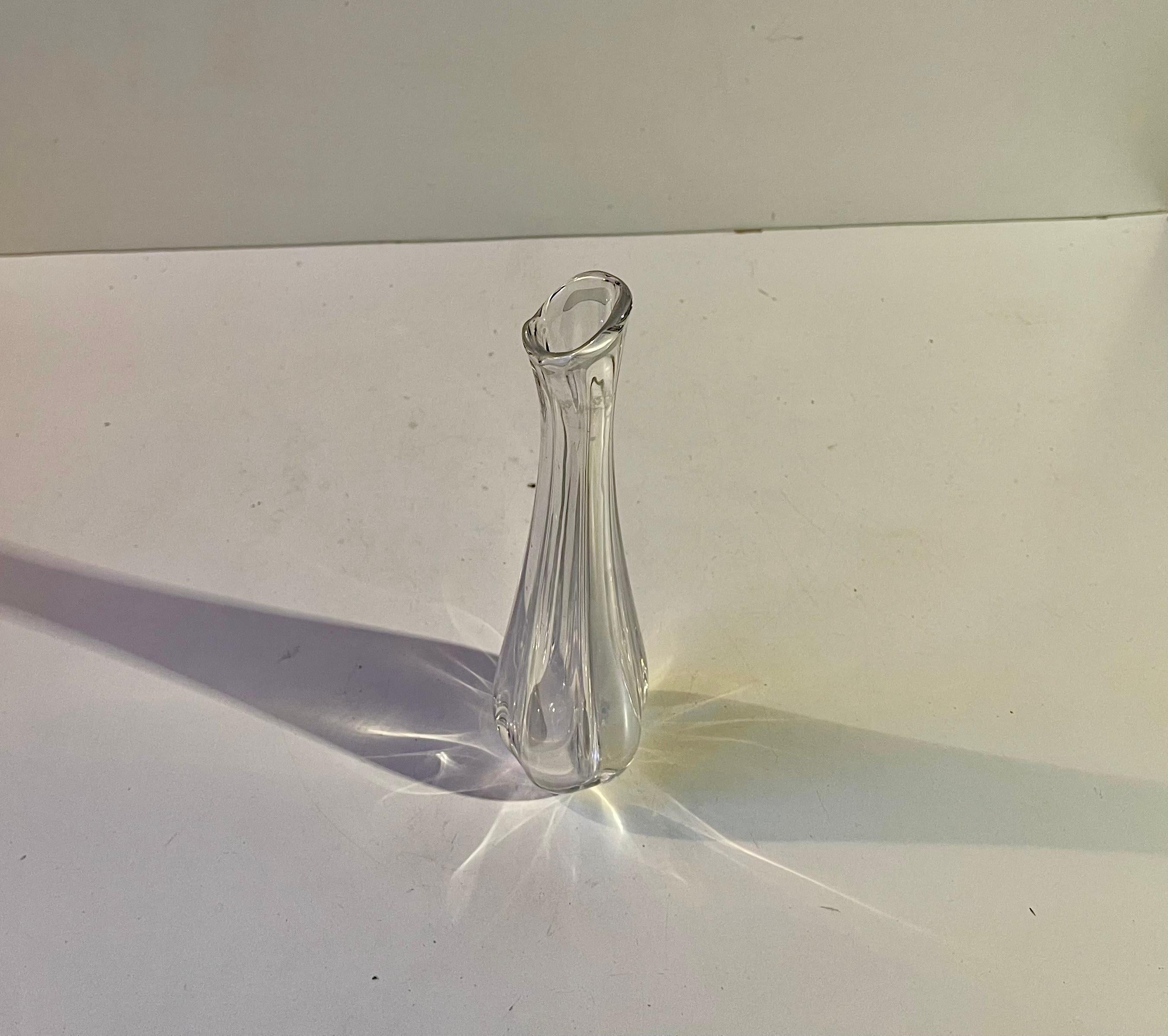 Vaso a bocciolo in cristallo svedese di Nils Landberg per Orrefors, anni '60 In condizioni buone in vendita a Esbjerg, DK