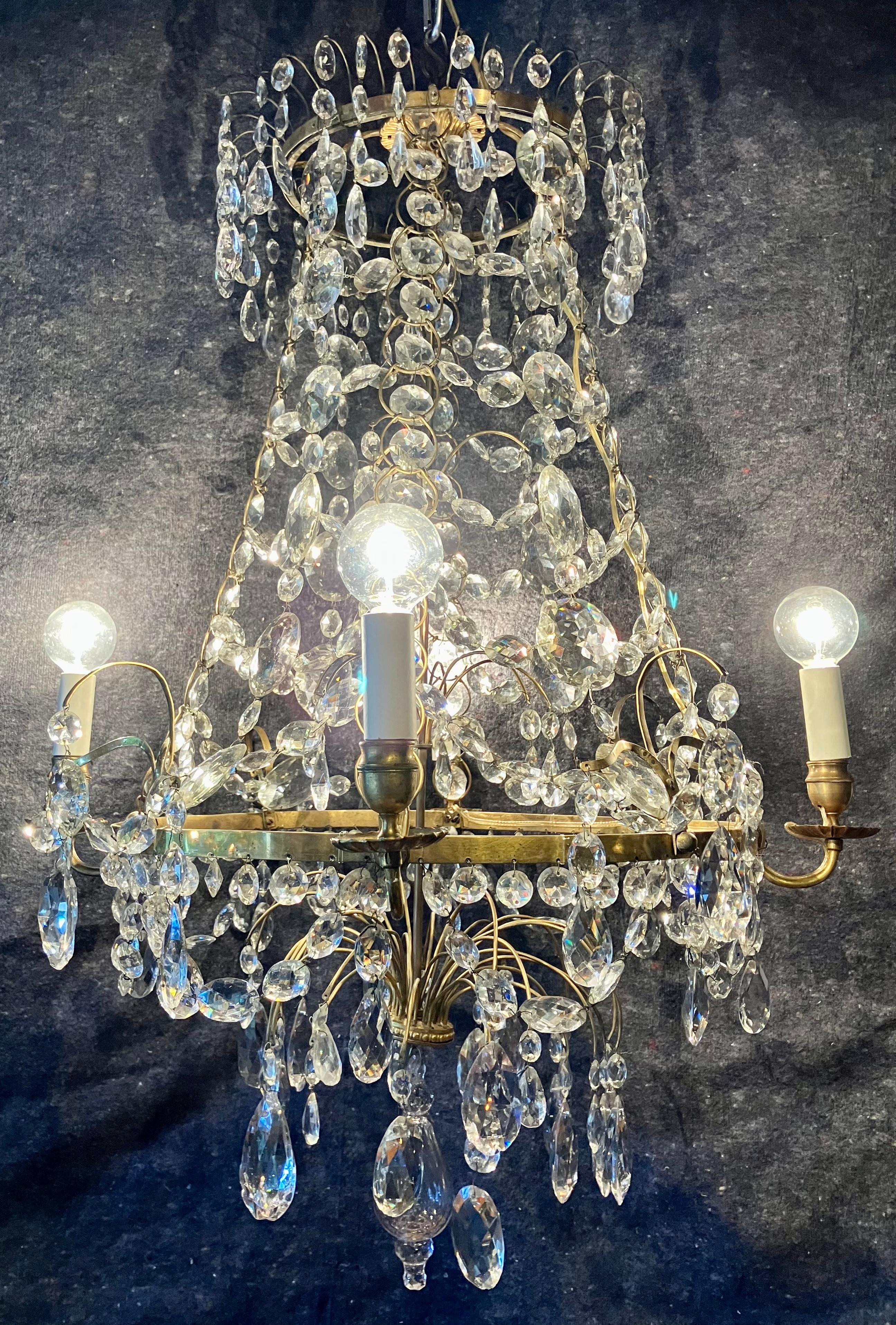 Swedish crystal chandelier. Antique brass and crystal drop four light pendant, with central suspended waterfall pendant and very large carved crystal tassel. Newly cleaned and rewired. Sweden, first quarter 19th century

Dimensions: Overal 21