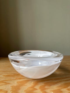 Kosta Boda Swedish art glass Schale mit weißem Wirbel, 1980er Jahre