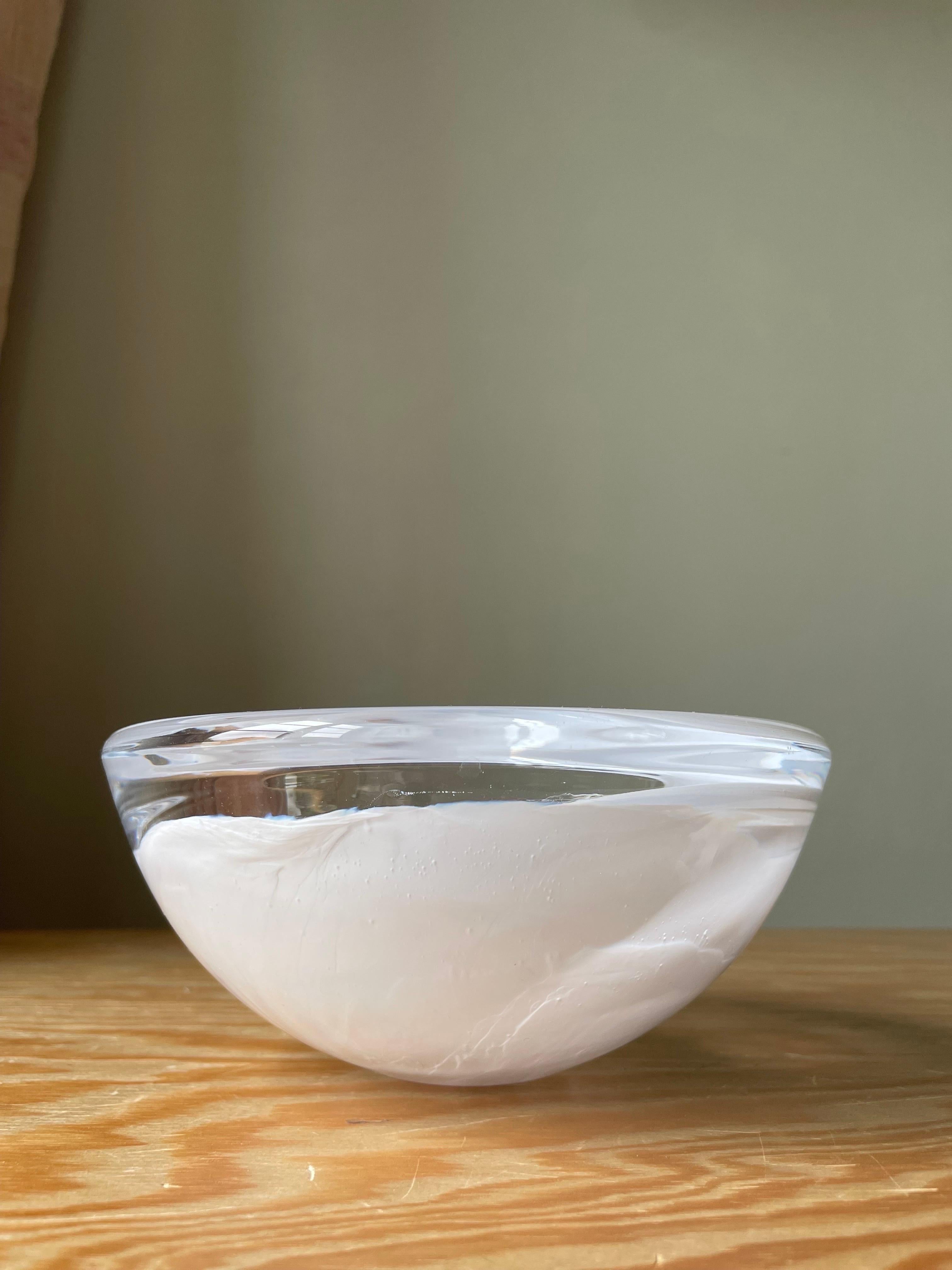 Kosta Boda Swedish Art Glass White Swirl Bowl, 1980s In Good Condition For Sale In Copenhagen, DK