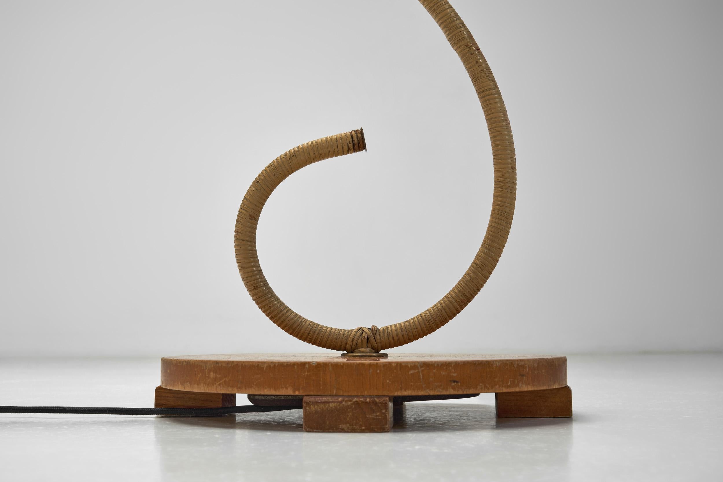 Lampadaire suédois en rotin incurvé, Suède, années 1930 en vente 9