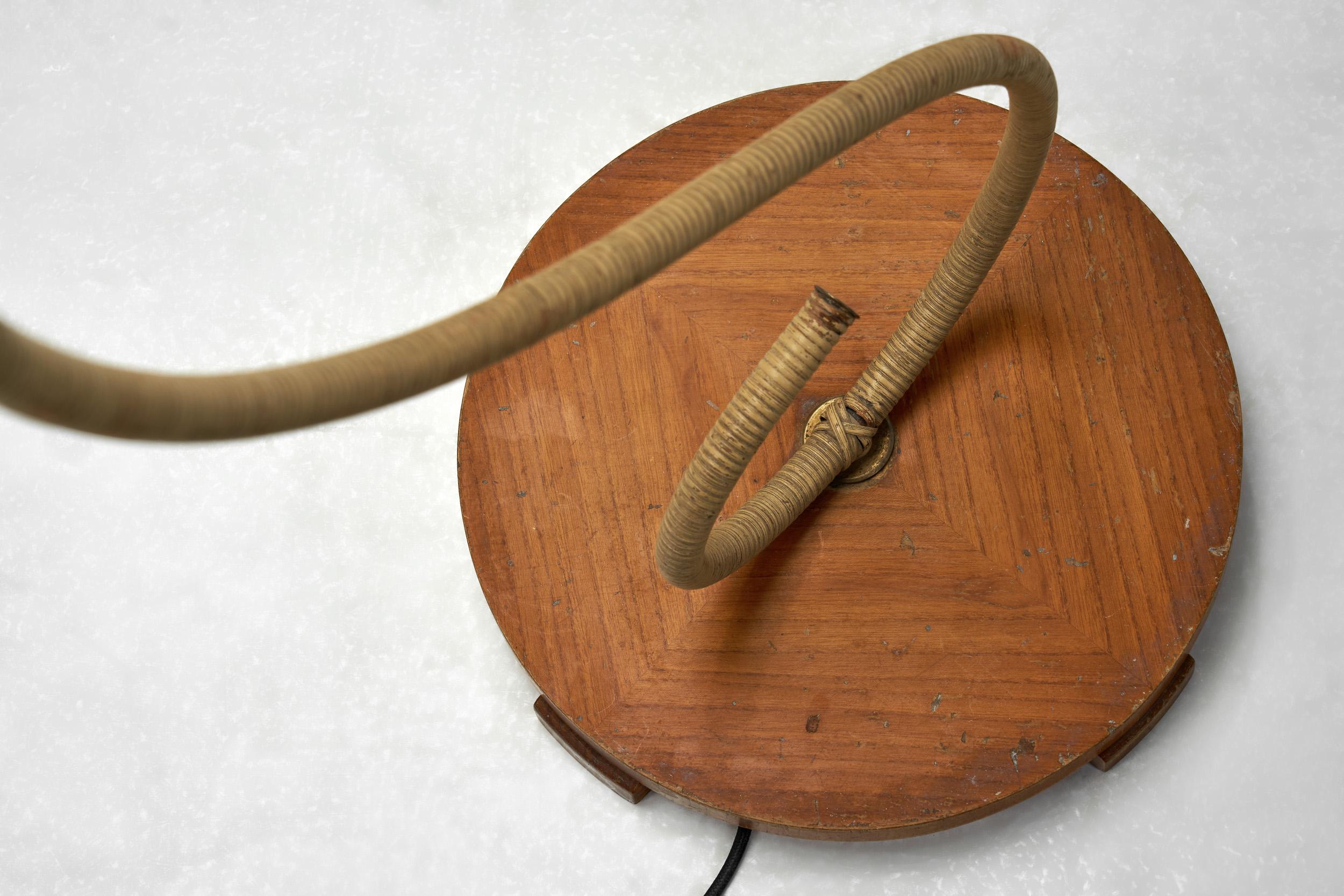 Lampadaire suédois en rotin incurvé, Suède, années 1930 en vente 12