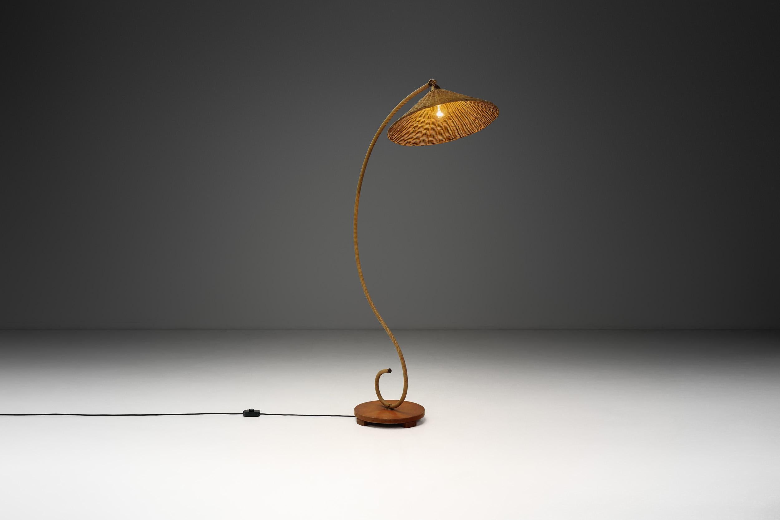 Les grands principes du modernisme suédois s'articulent autour du minimalisme, de la simplicité et du fonctionnalisme. Ce lampadaire respecte ces principes tout en offrant de nombreuses qualités visuelles, dont son corps gracieusement