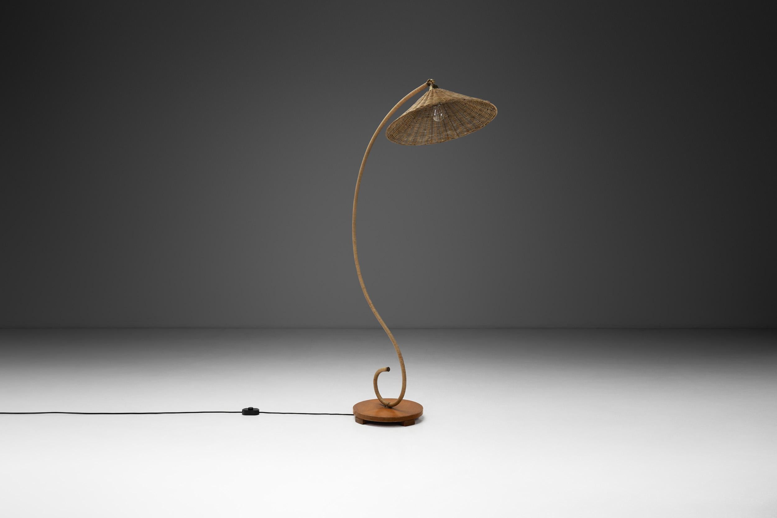 Mid-Century Modern Lampadaire suédois en rotin incurvé, Suède, années 1930 en vente