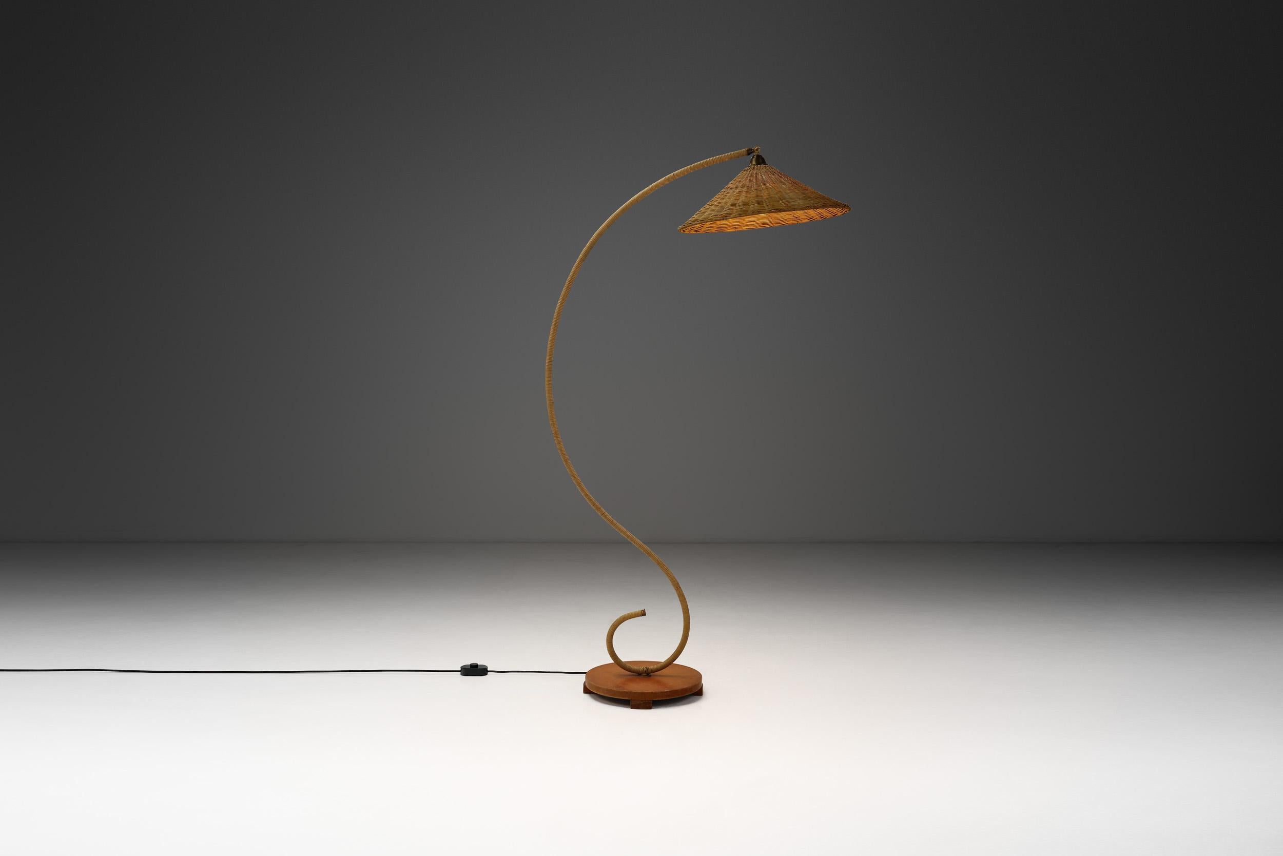 Suédois Lampadaire suédois en rotin incurvé, Suède, années 1930 en vente