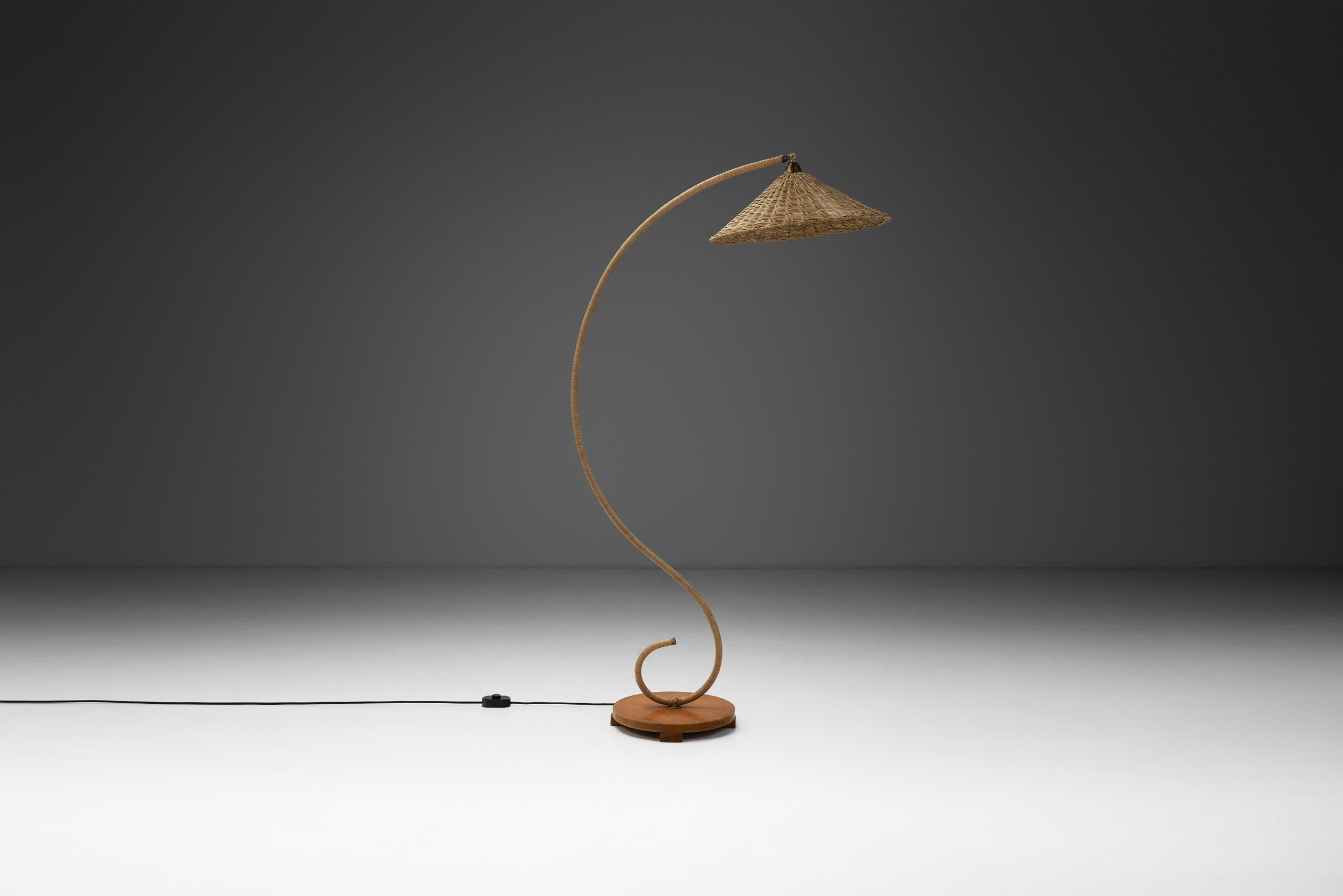 Lampadaire suédois en rotin incurvé, Suède, années 1930 Bon état - En vente à Utrecht, NL