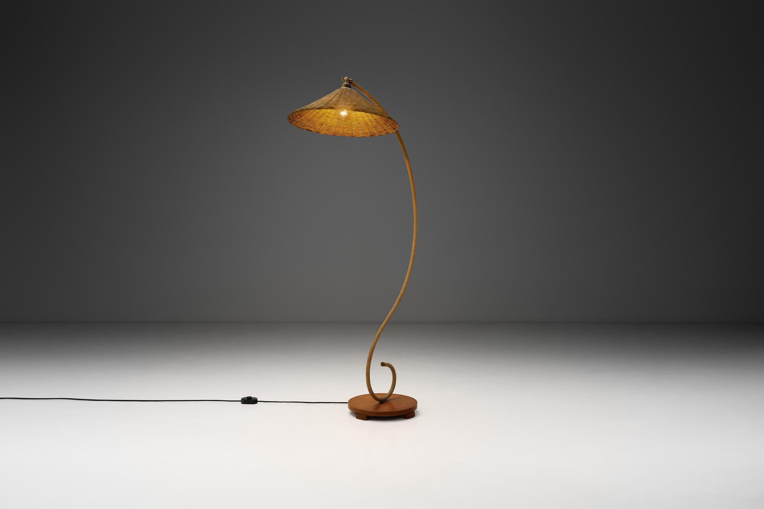 Milieu du XXe siècle Lampadaire suédois en rotin incurvé, Suède, années 1930 en vente