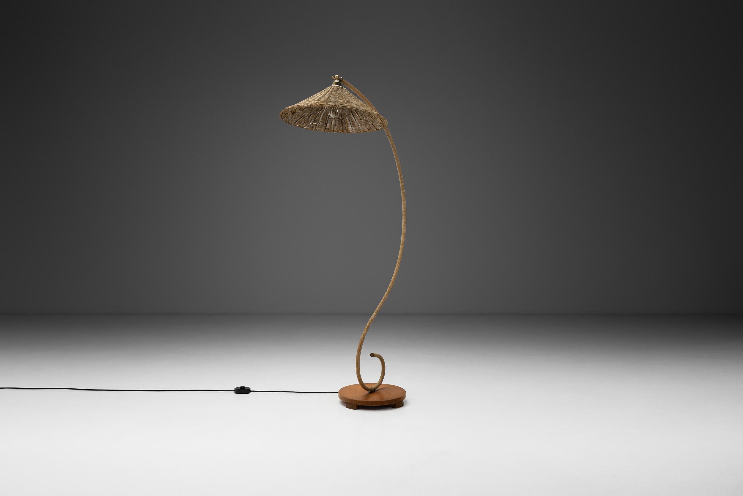 Rotin Lampadaire suédois en rotin incurvé, Suède, années 1930 en vente