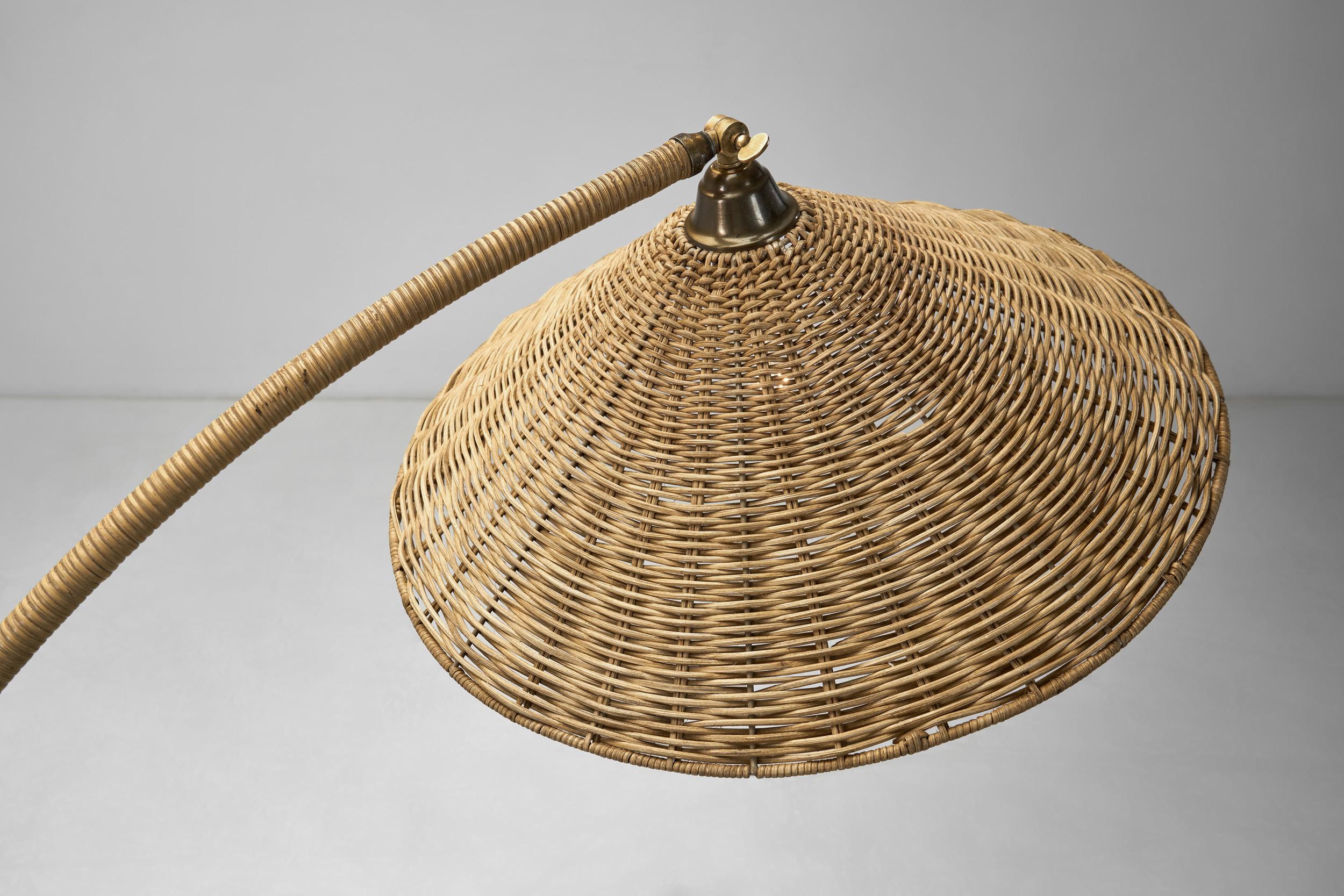 Lampadaire suédois en rotin incurvé, Suède, années 1930 en vente 1