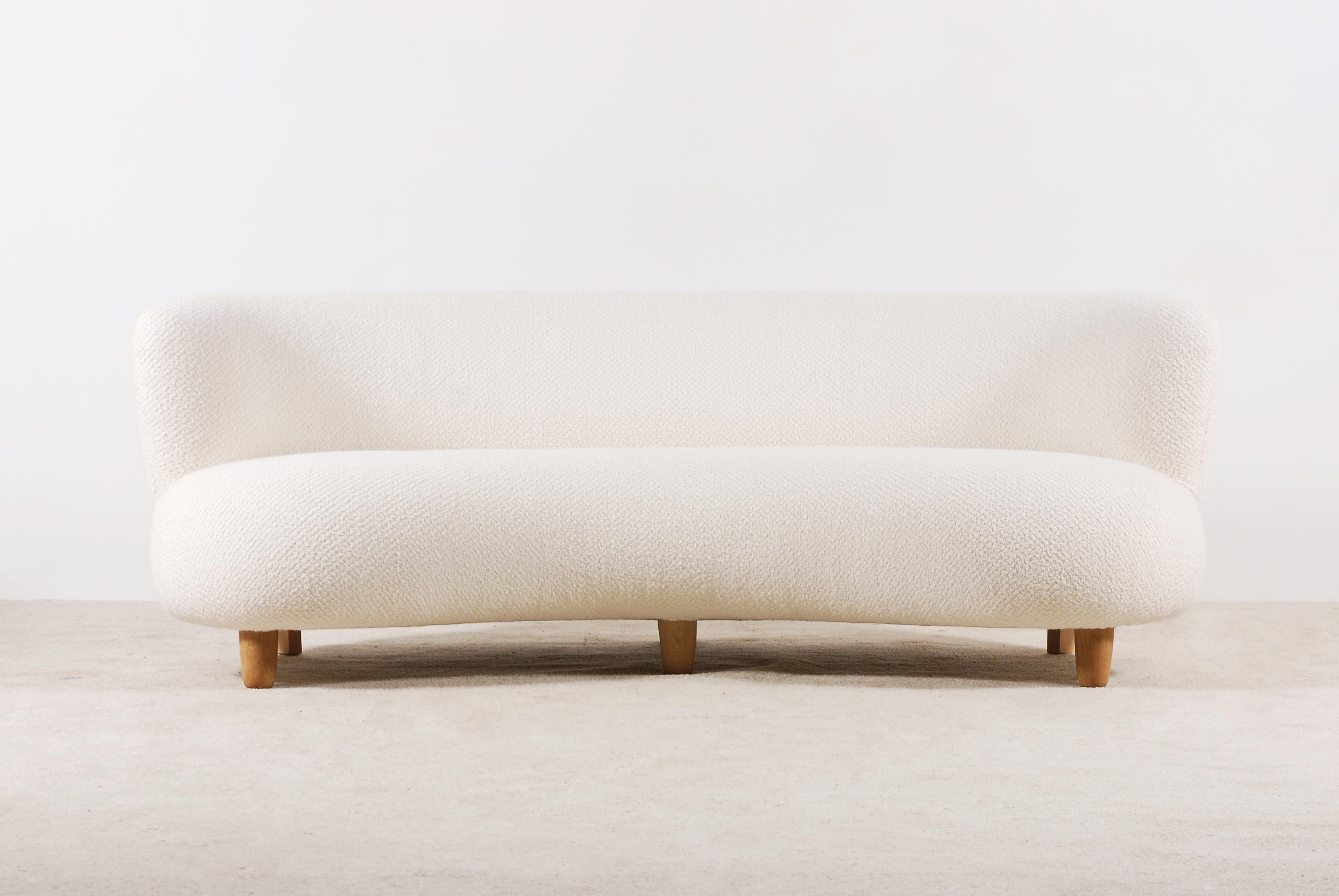 Large and well shaped three-seat curved sofa attributed to Otto Schulz.
Very soft and comfortable seat. Oak feet.
Perfect condition, newly upholstered with a premium quality French wool fabric.
Manufacturing by Boet, in Sweden, circa 1940.