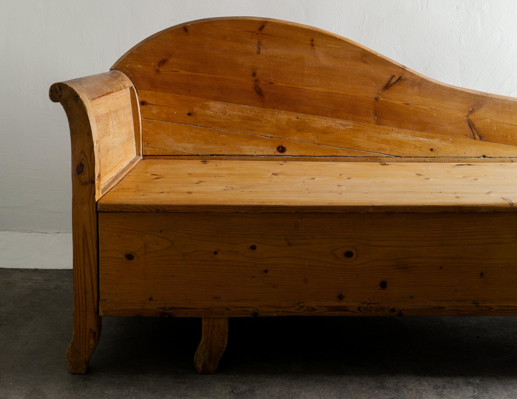 Swedish Curved Sofa Canapé in Stained Pine Produced in Sweden Early 1900s In Good Condition In Stockholm, SE
