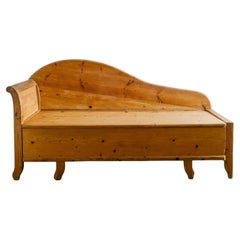 Schwedisches geschwungenes Sofa Canapé aus gebeiztem Kiefernholz, hergestellt in Schweden Anfang 1900