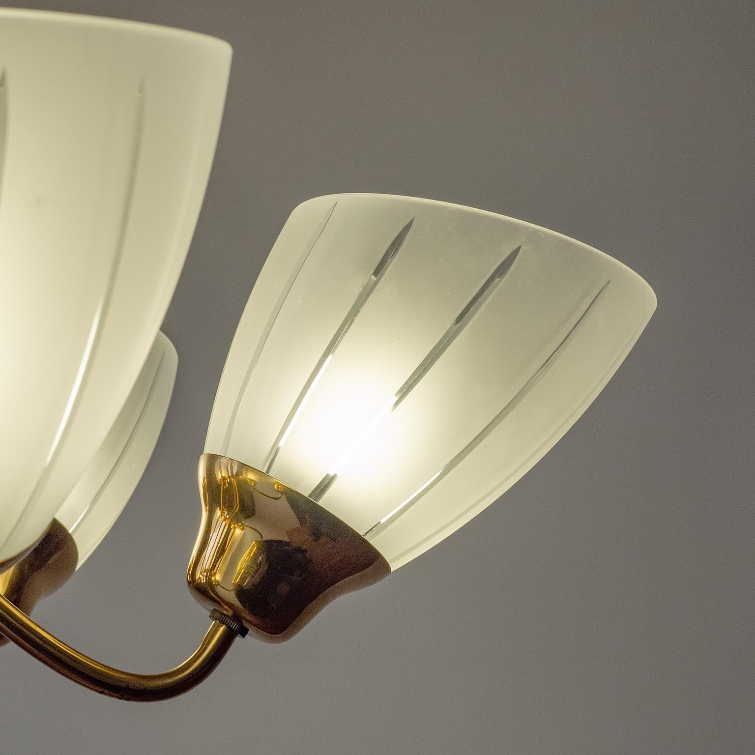 Schwedischer Hängekronleuchter aus geschliffenem Glas, um 1950 im Angebot 1