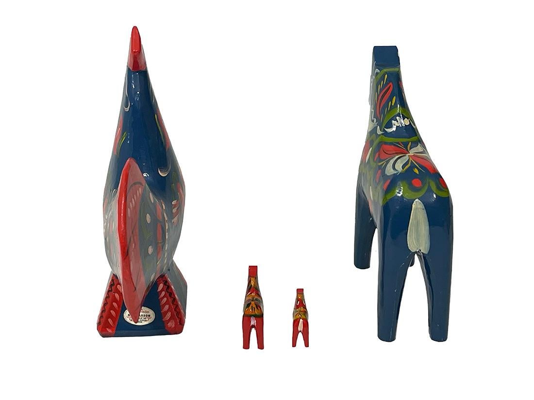 Caballos suecos Dala y gallo de Olsson, arte popular sueco, años 60 en Bueno estado para la venta en Delft, NL