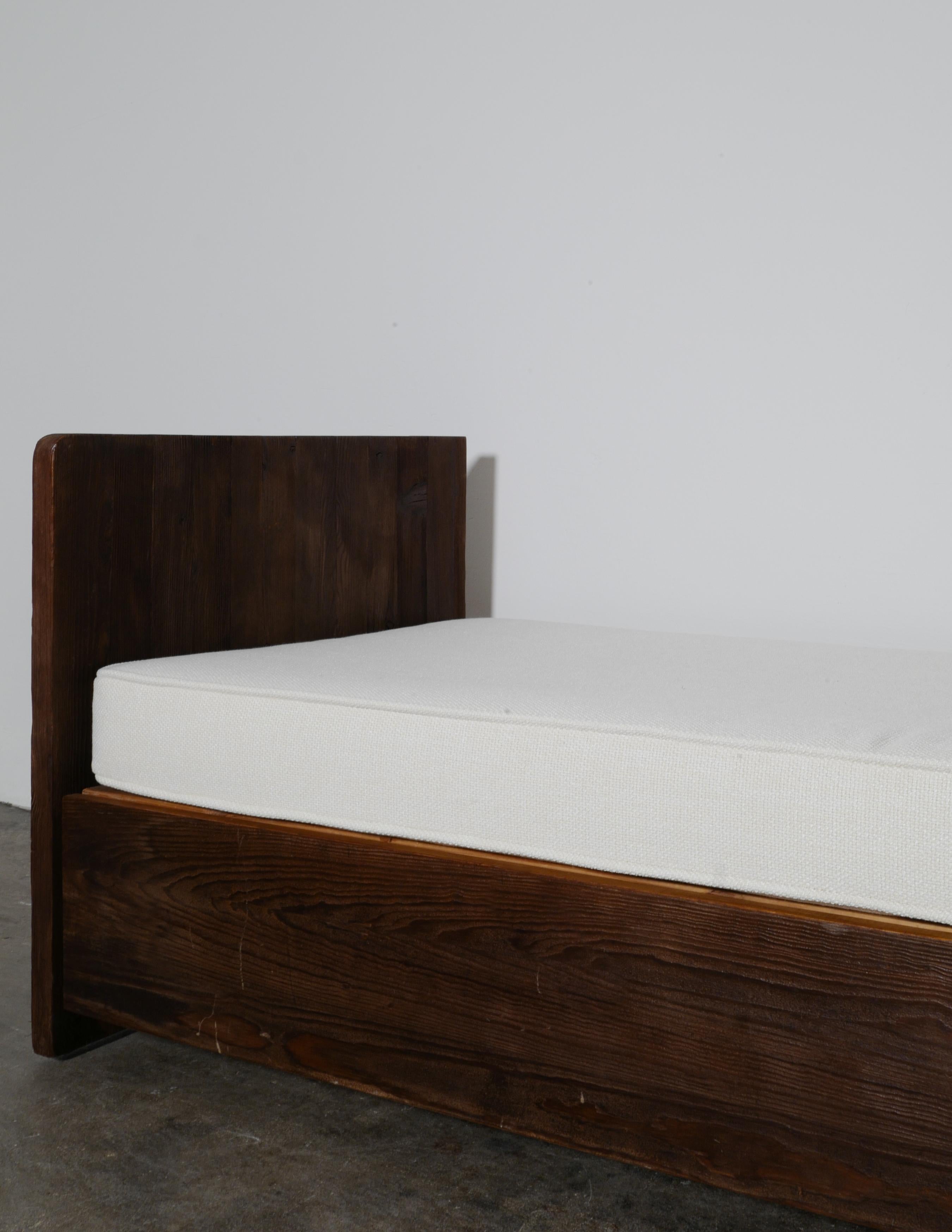 Scandinavian Modern Swedish Daybed in Pine in Style of Axel Einar Hjorth, 1940s
