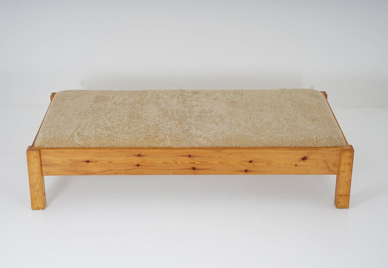 Daybed made of solid pine, manufactured in Sweden, 1970s.

Condition: Signs of age and use on the wood, newly reupholstered in sheepskin