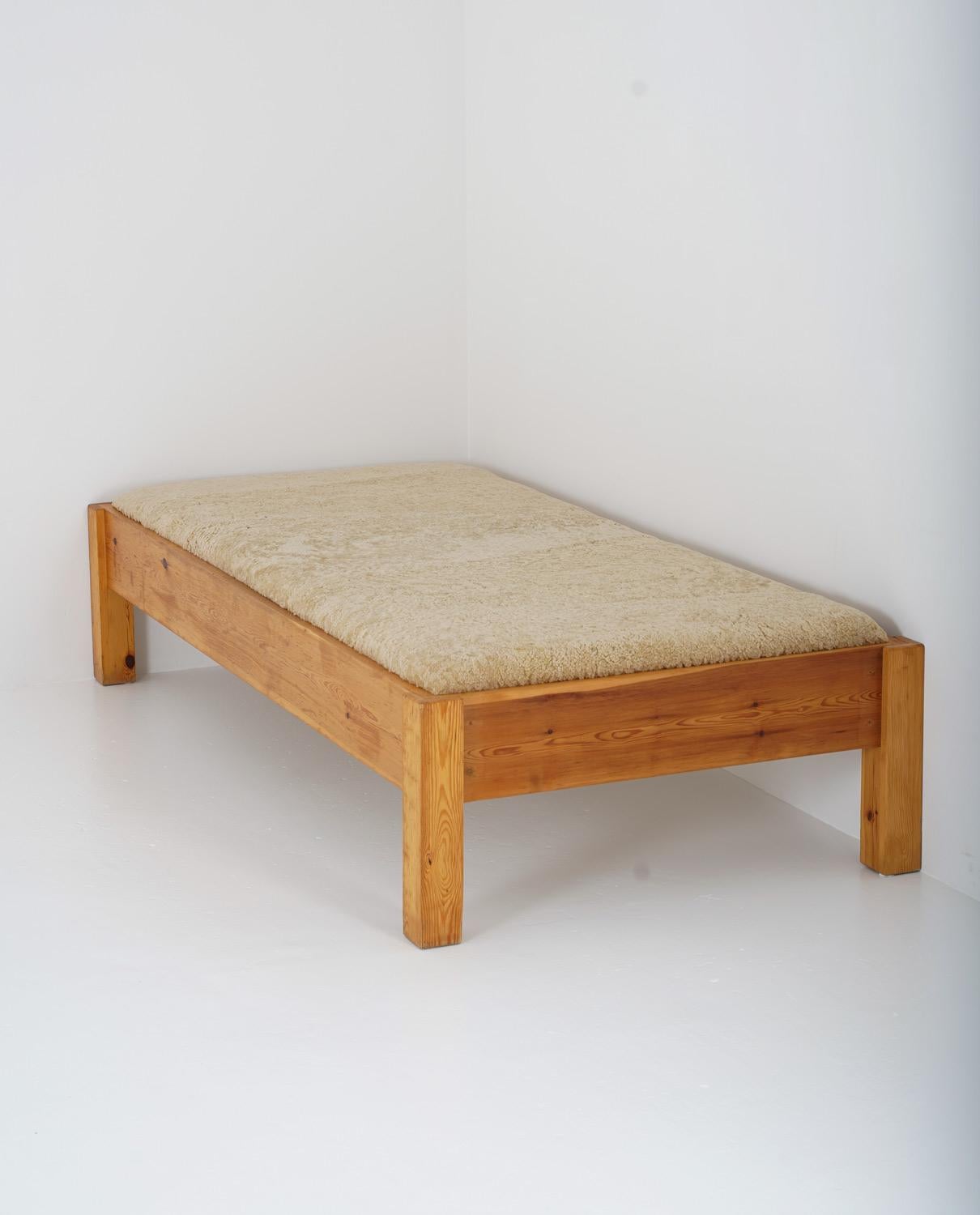 Scandinave moderne Méridienne suédoise en pin, tapissée de peau de mouton en vente