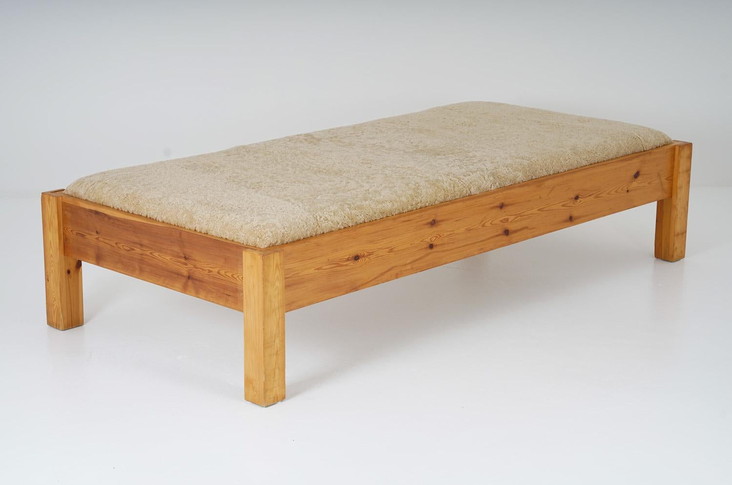 Swedish Daybed in Pine, Upholstered in Sheepskin In Good Condition For Sale In Karlstad, SE