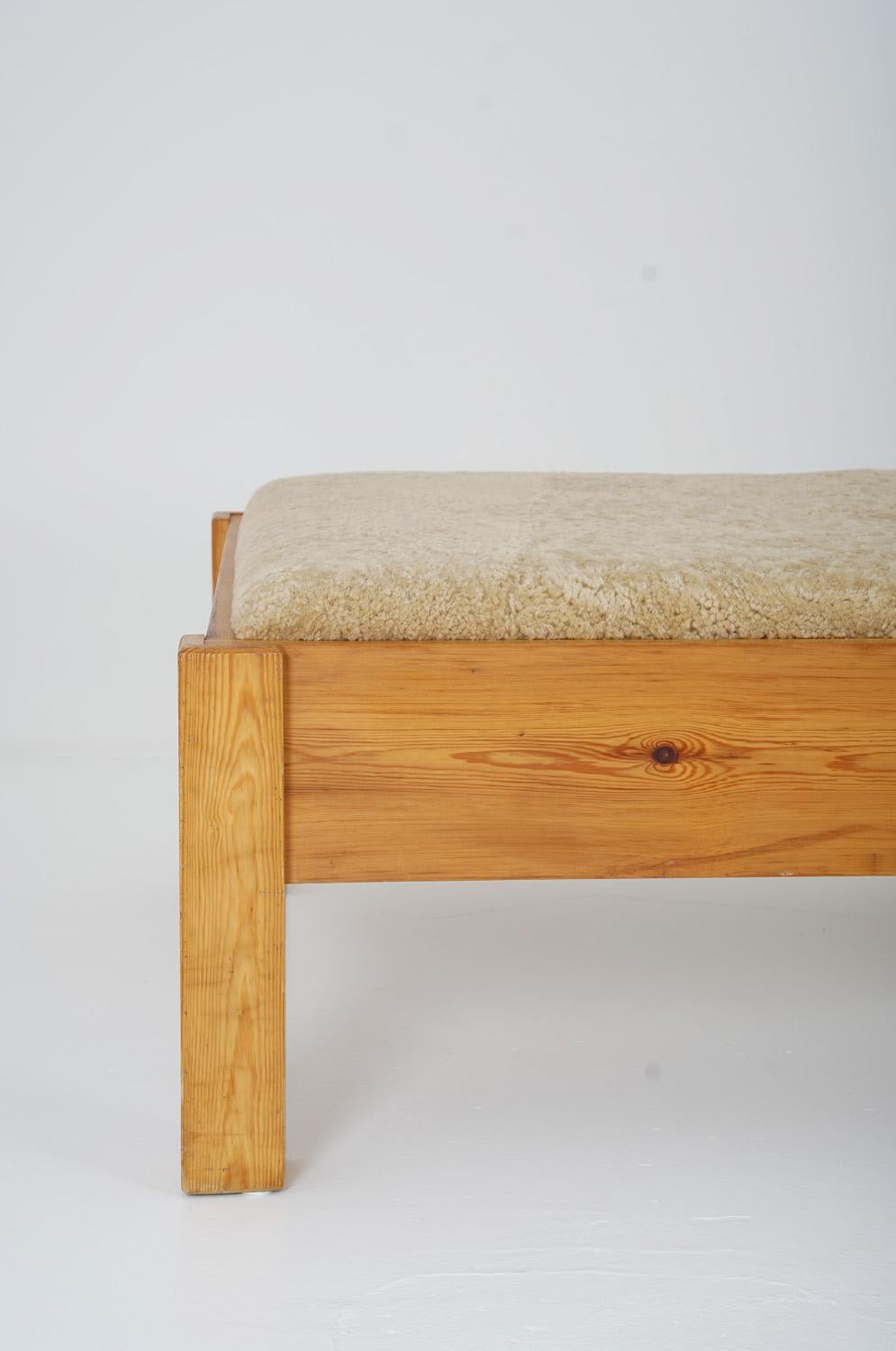 20th Century Swedish Daybed in Pine, Upholstered in Sheepskin For Sale