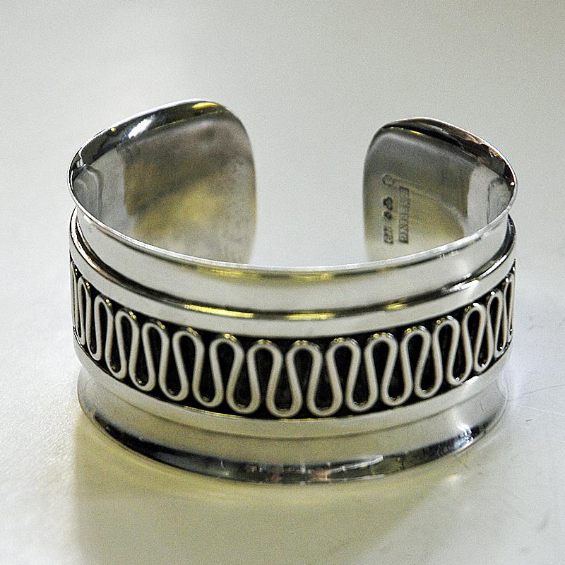 A great sterling silver arm bracelet and silver ring set by Willy Käfling, Stockholm - Sweden 1971. Beautiful and easy to wear vintage armcuff with beautiful wave desingned patterns on the surface. Open entrance and easy to put on and off. The ring