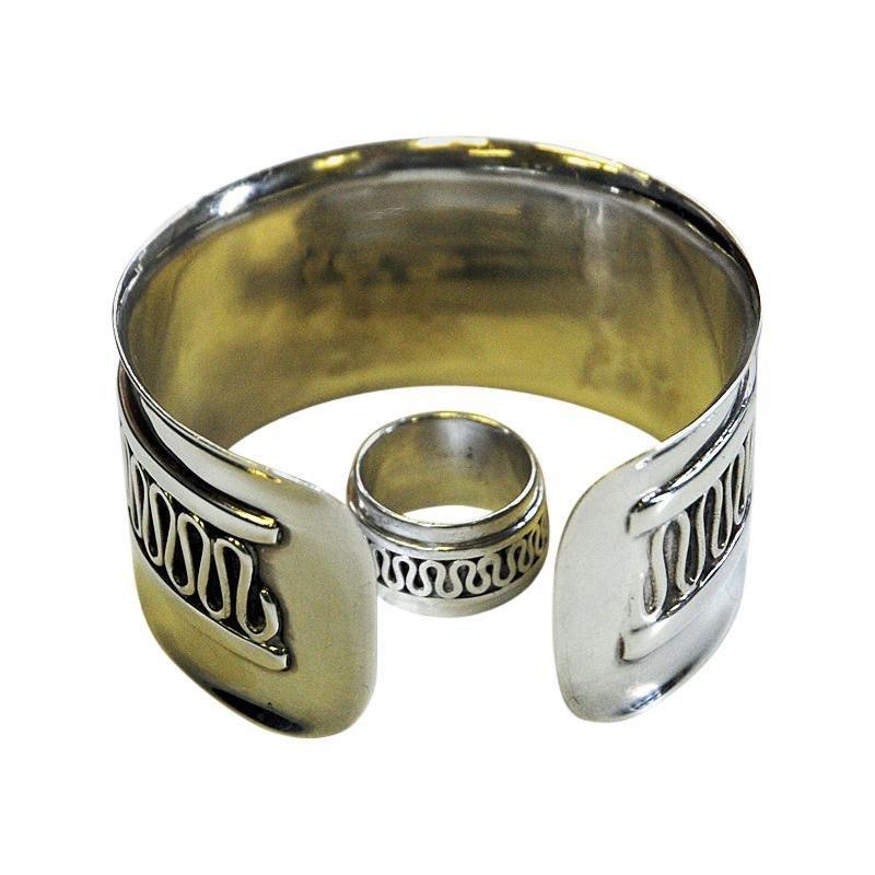 Bracciale e anello d'argento di Willy Käfling, Stoccolma - Svezia 1971. Bracciale vintage bello e facile da indossare, con bellissimi motivi a onda sulla superficie. Ingresso aperto e facile da indossare e togliere. L'anello  Si tratta di una