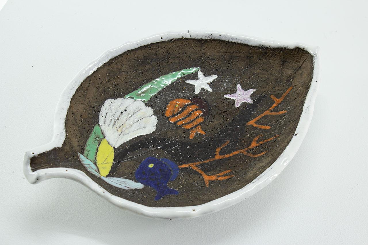 Precioso plato/bandeja diseñado por Anna-Lisa Thomson, fabricado por Upsala-Ekeby en Suecia durante la década de 1950. De gres chamota.
Cerámica en forma de hoja. El cuenco está parcialmente vidriado con una decoración acuática.  Firmado, en relieve