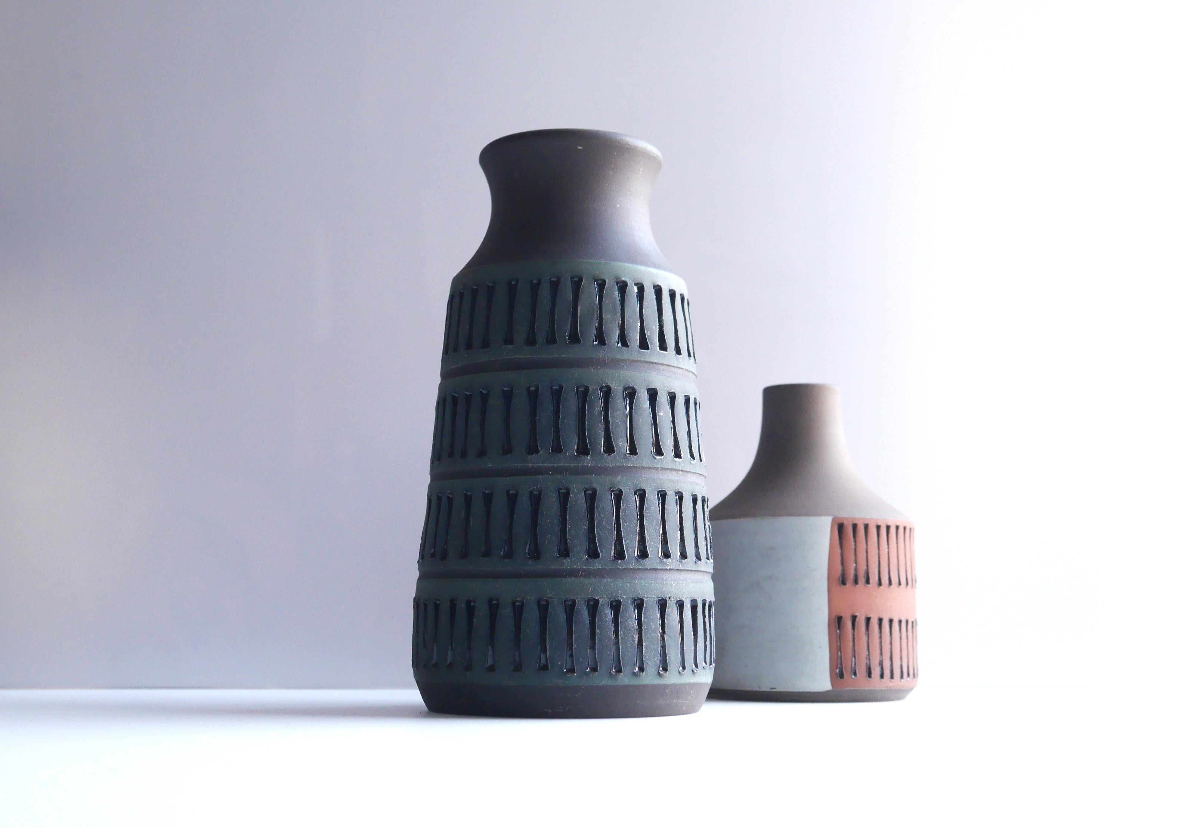 Un fantastique vase vintage en céramique d'art brutaliste, fait et dessiné à la main par Thomas Anagrius, pour Alingsås Keramik, Suède. Le vase a une belle couleur, un bleu denim foncé profond, des empreintes simples mais efficaces et une glaçure