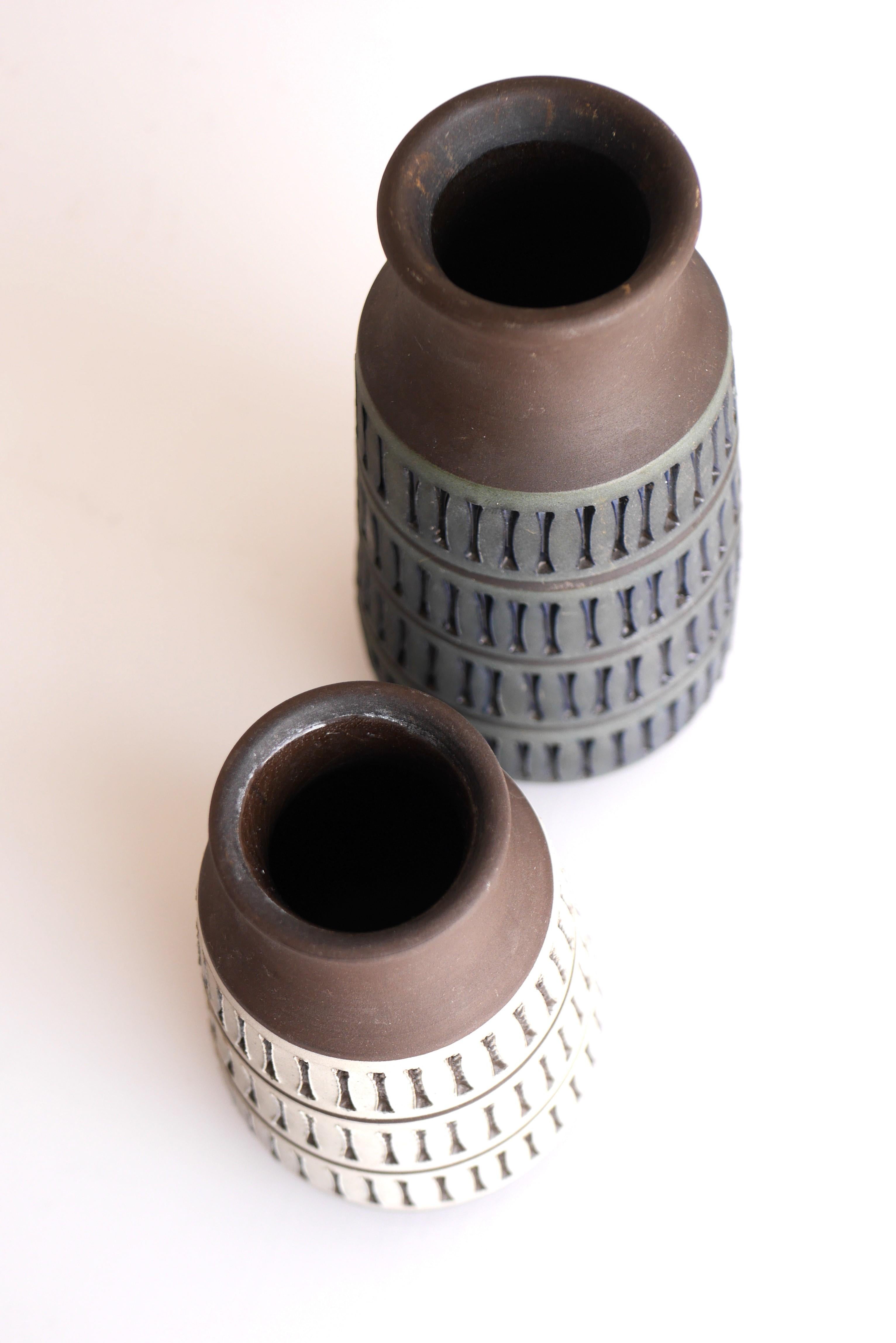 A pair of Scandinavian pottery vases, by Tomas Anagrius for Alingsås, Sweden In Good Condition In Skarpnäck, SE