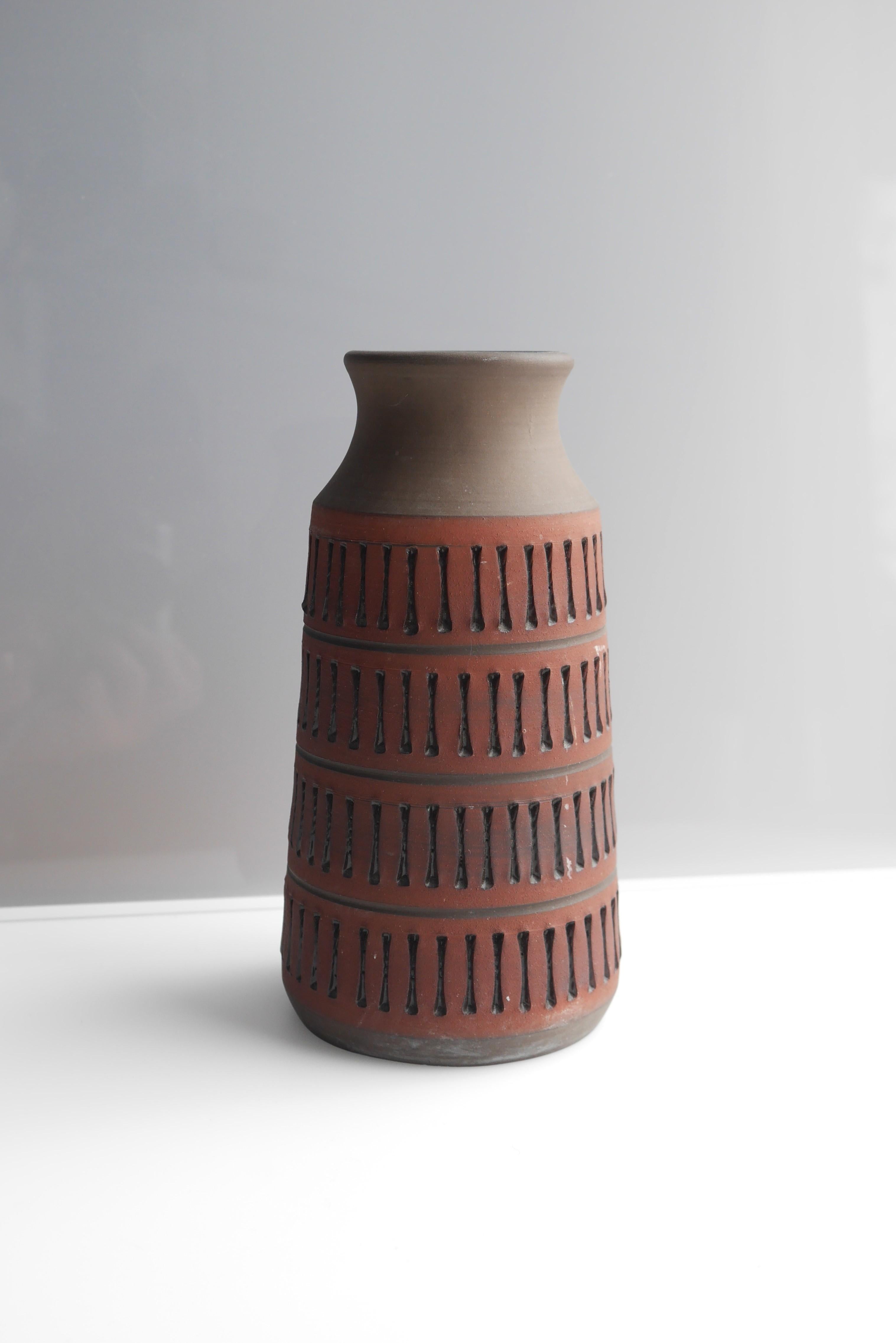 A fantastic vintage brutalist art ceramic vase, handmade and design by Thomas Anagrius, for Alingsås Keramik, Sweden. The vase has a lovely colour, a deep red simple but effectful imprints and a nonglossy glazing. It is s the simple shape, colour of