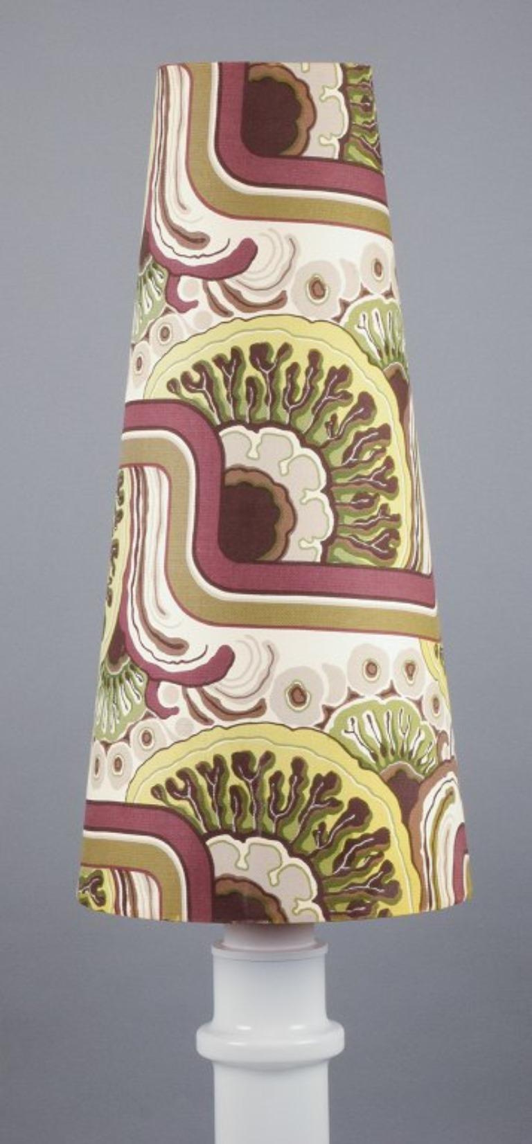 Design/One. Lampadaire colossal en verre avec un grand abat-jour en textile au design rétro.
Années 1970/80.
En parfait état.
Dimensions : H 140,0 cm x P 38,0 cm : H 140,0 cm x D 38,0 cm.