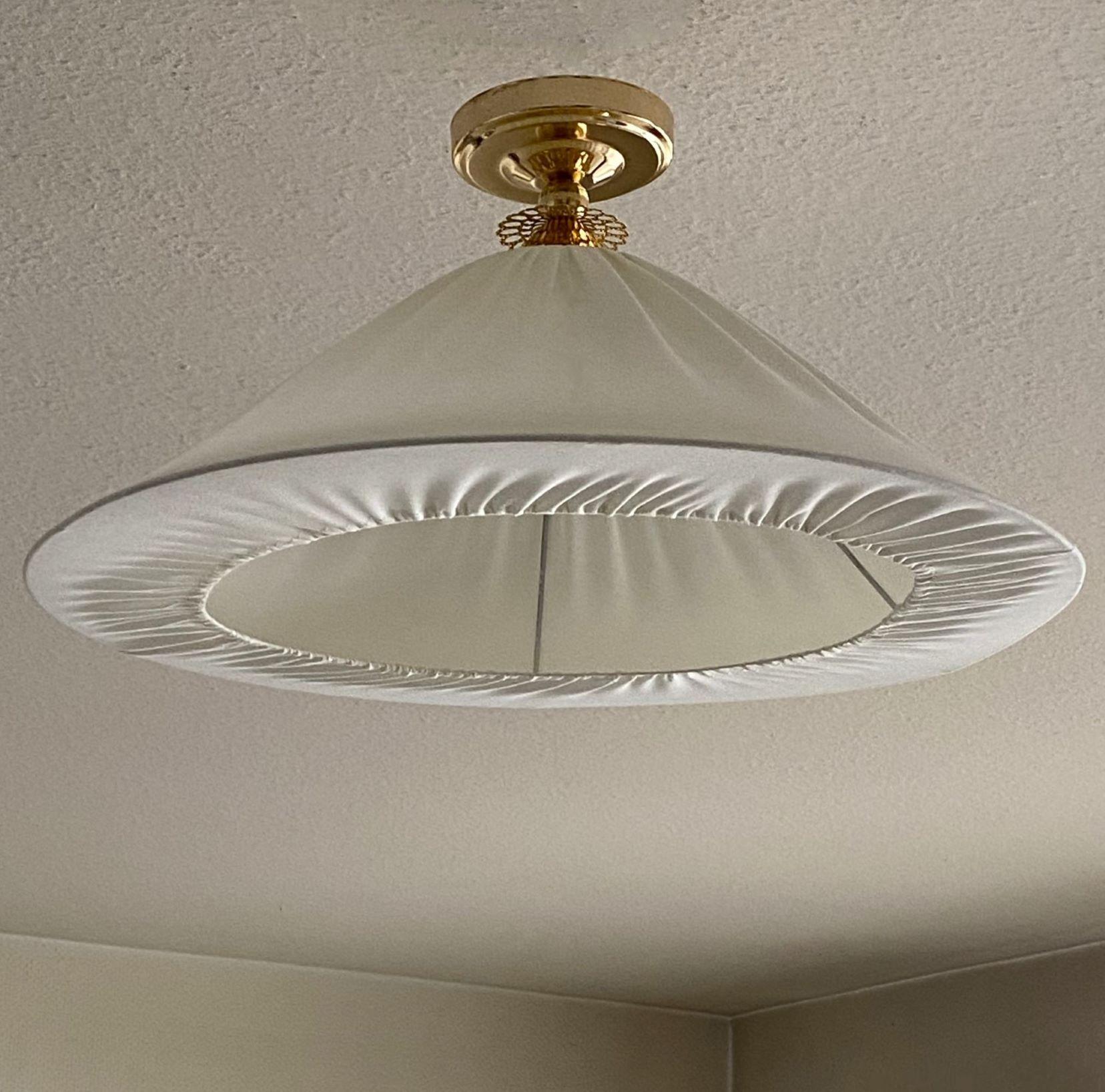 Hermoso y atemporal empotrable de diseño sueco fabricado en Shweden, 1950-1959. Pantalla textil grande de color hueso y montura de latón. Este colgante admite una bombilla con casquillo de rosca E27 para una bombilla grande. También se pueden