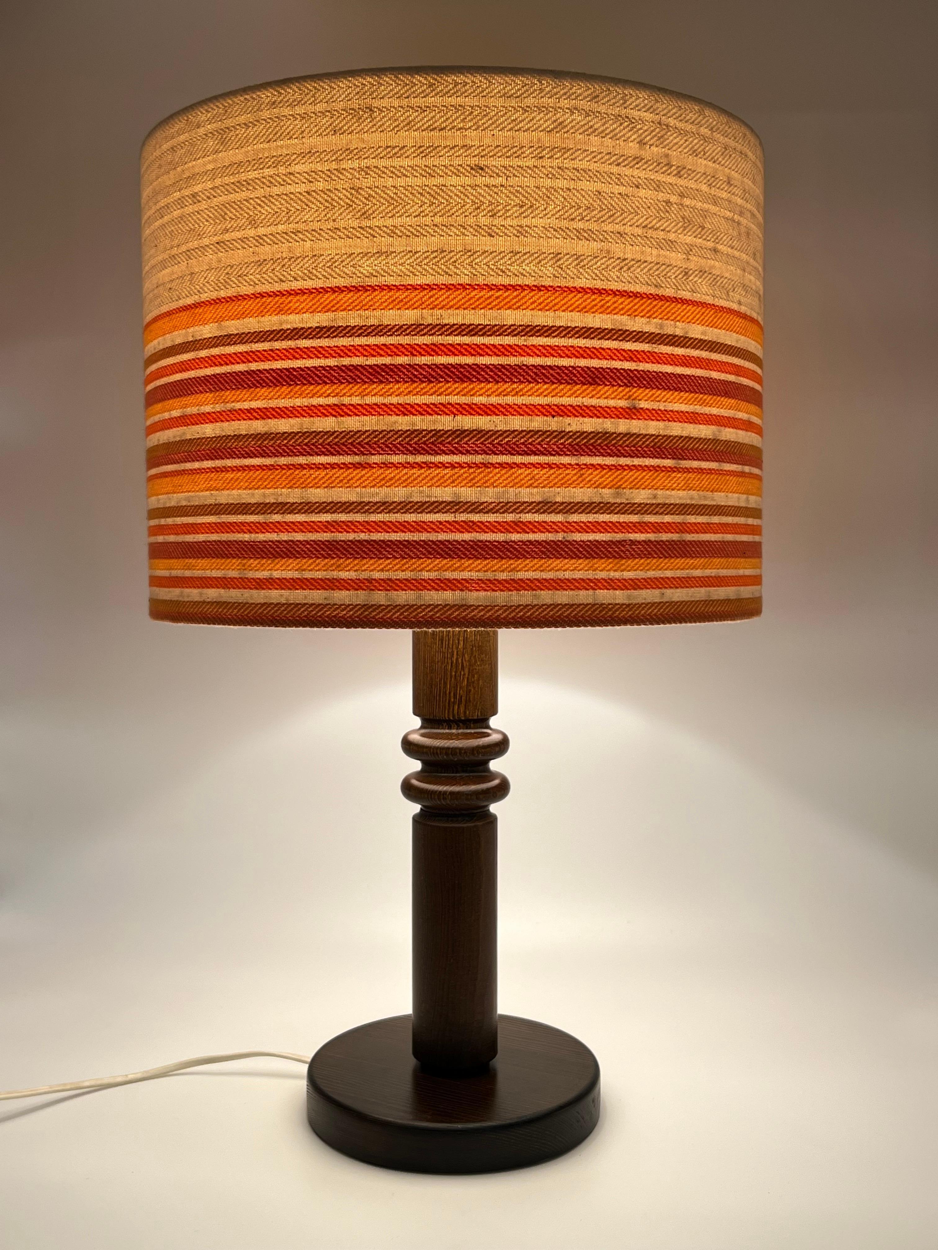 Vintage Scandinavian Mid-Century Modern Table Lamp crafted from nature pine wood / pinewood with original lamp shade.  

Elegant design with stunning details. In the style of / Attribute to Uno Kristiansson, Sweden, ca. 1970s. 

Functionally tested