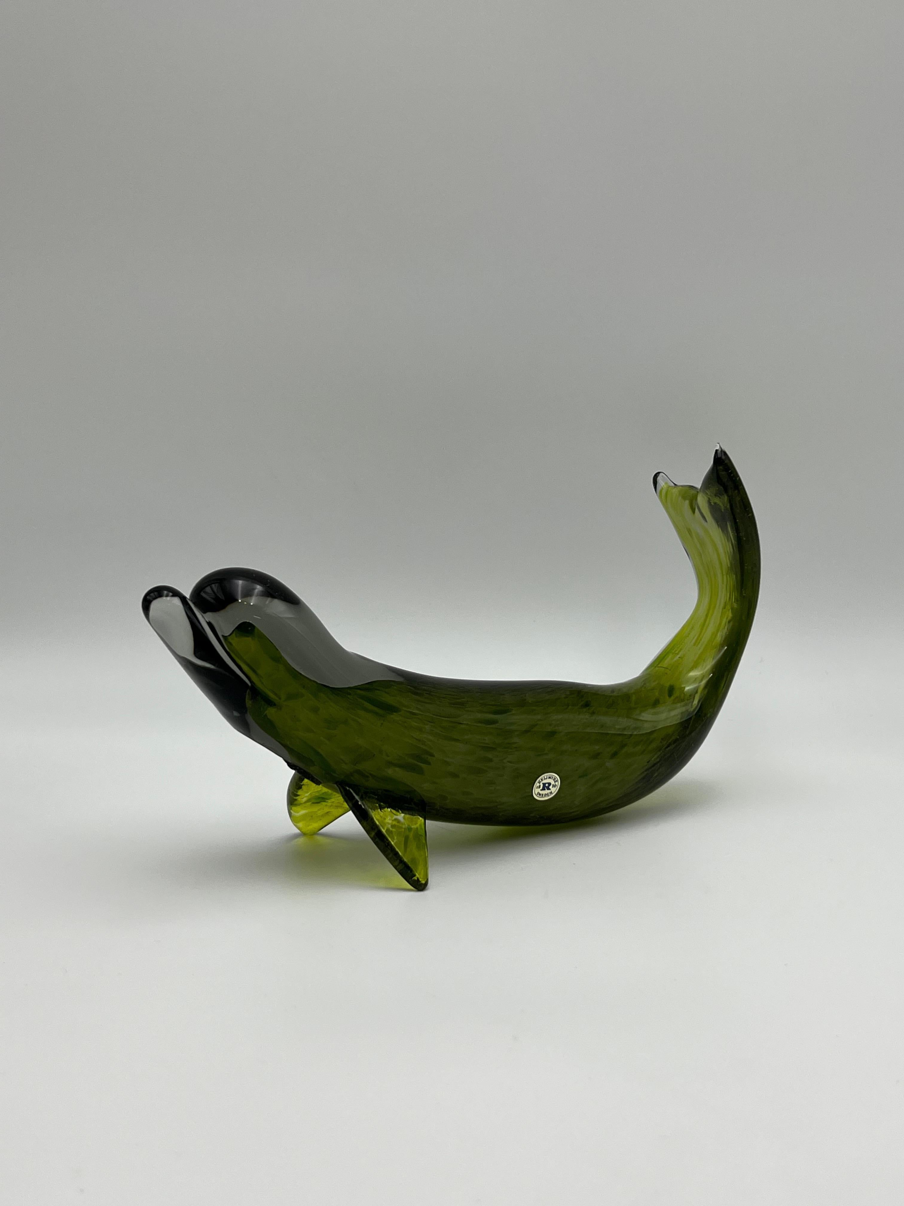Große mundgeblasene Fisch-/Belugawal-Skulptur aus der Mitte des Jahrhunderts von Reijmyre, Schweden, 1960er Jahre

Dieses atemberaubende skandinavische Designstück, das von der renommierten Firma Reijmyre Glasbruk hergestellt wird, zeigt einen
