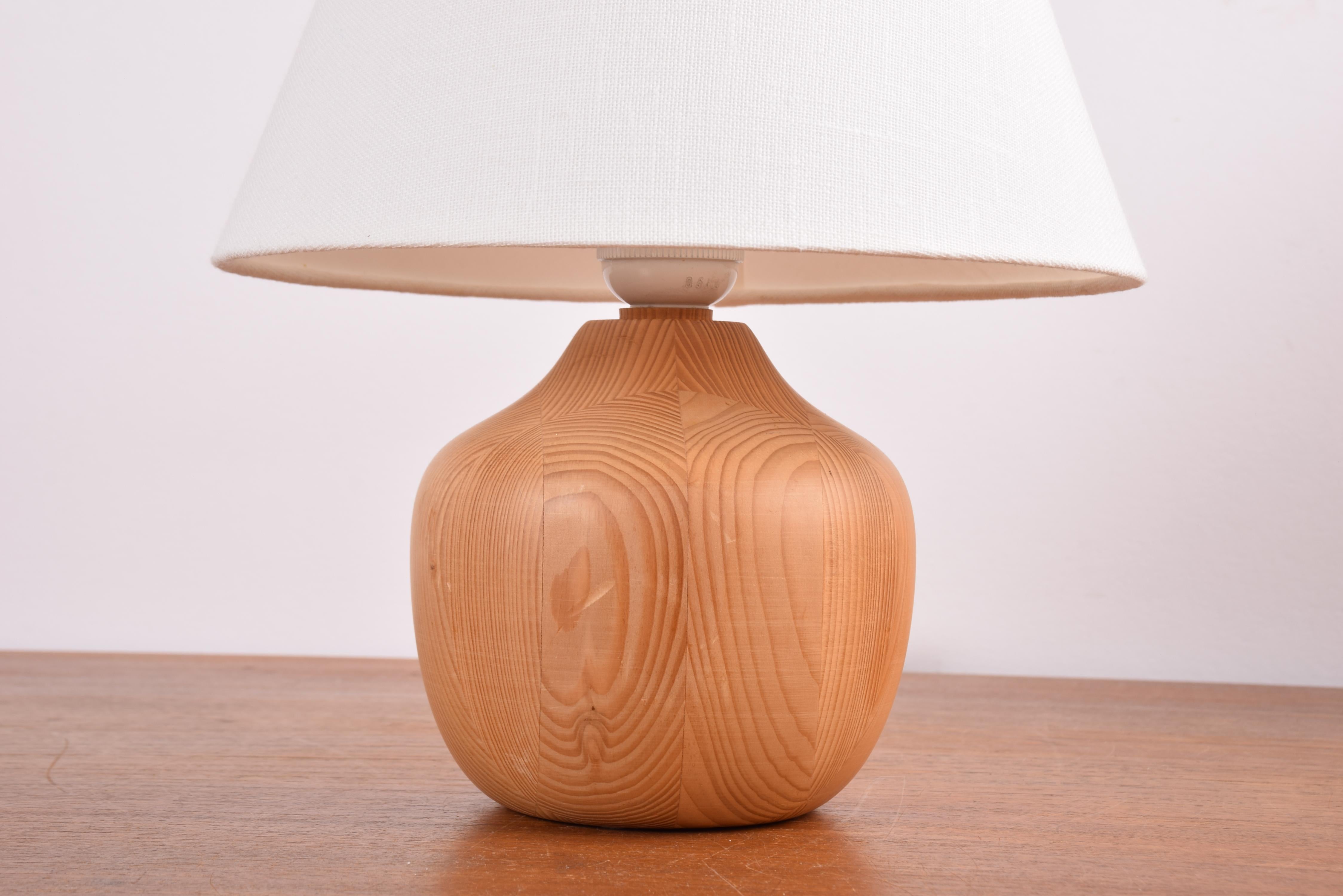 Lámpara de mesa pequeña de pino de diseño sueco con pantalla, iluminación escandinava ca años 70 Escandinavo moderno en venta