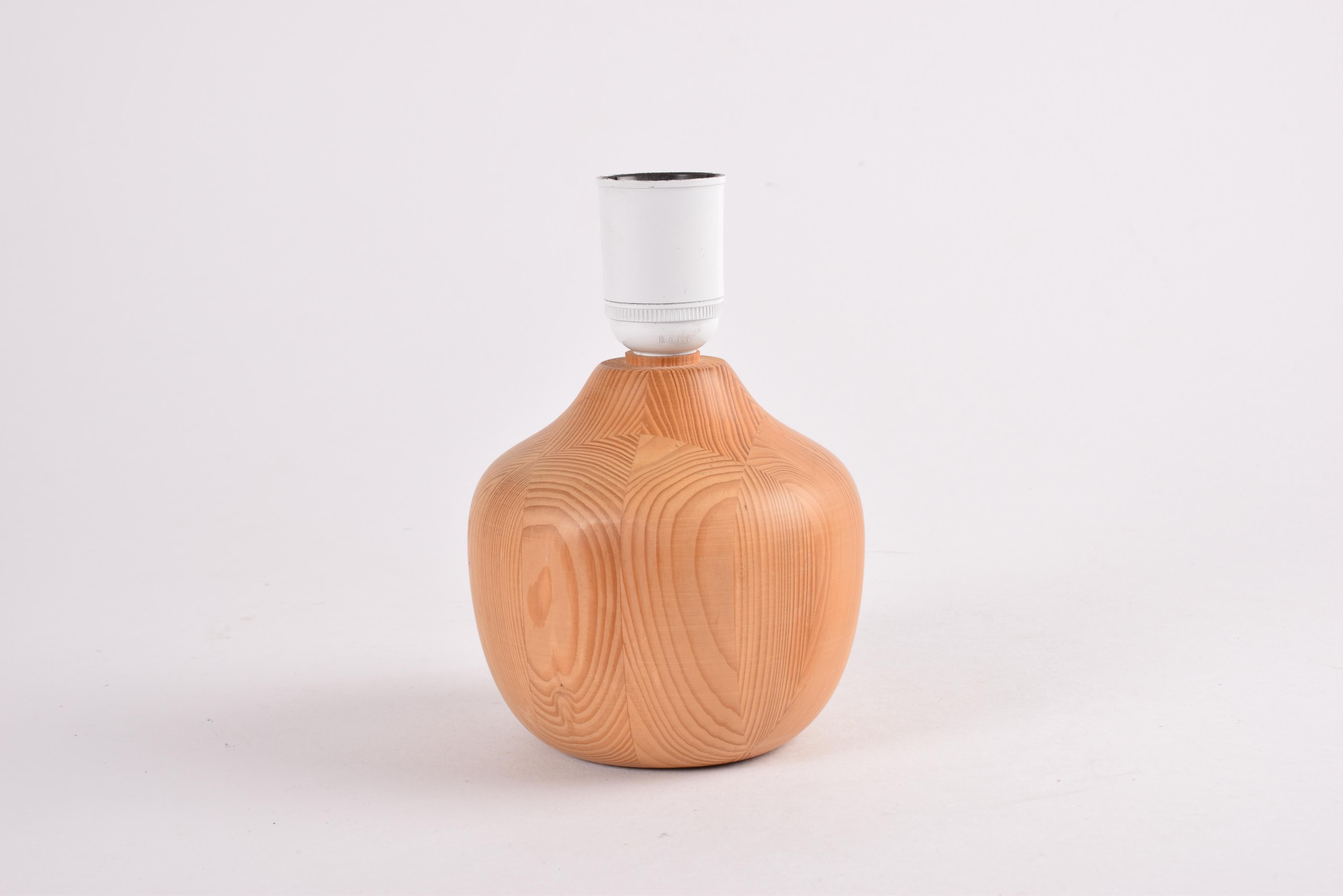 Lámpara de mesa pequeña de pino de diseño sueco con pantalla, iluminación escandinava ca años 70 en Bueno estado para la venta en Silkeborg, Silkeborg