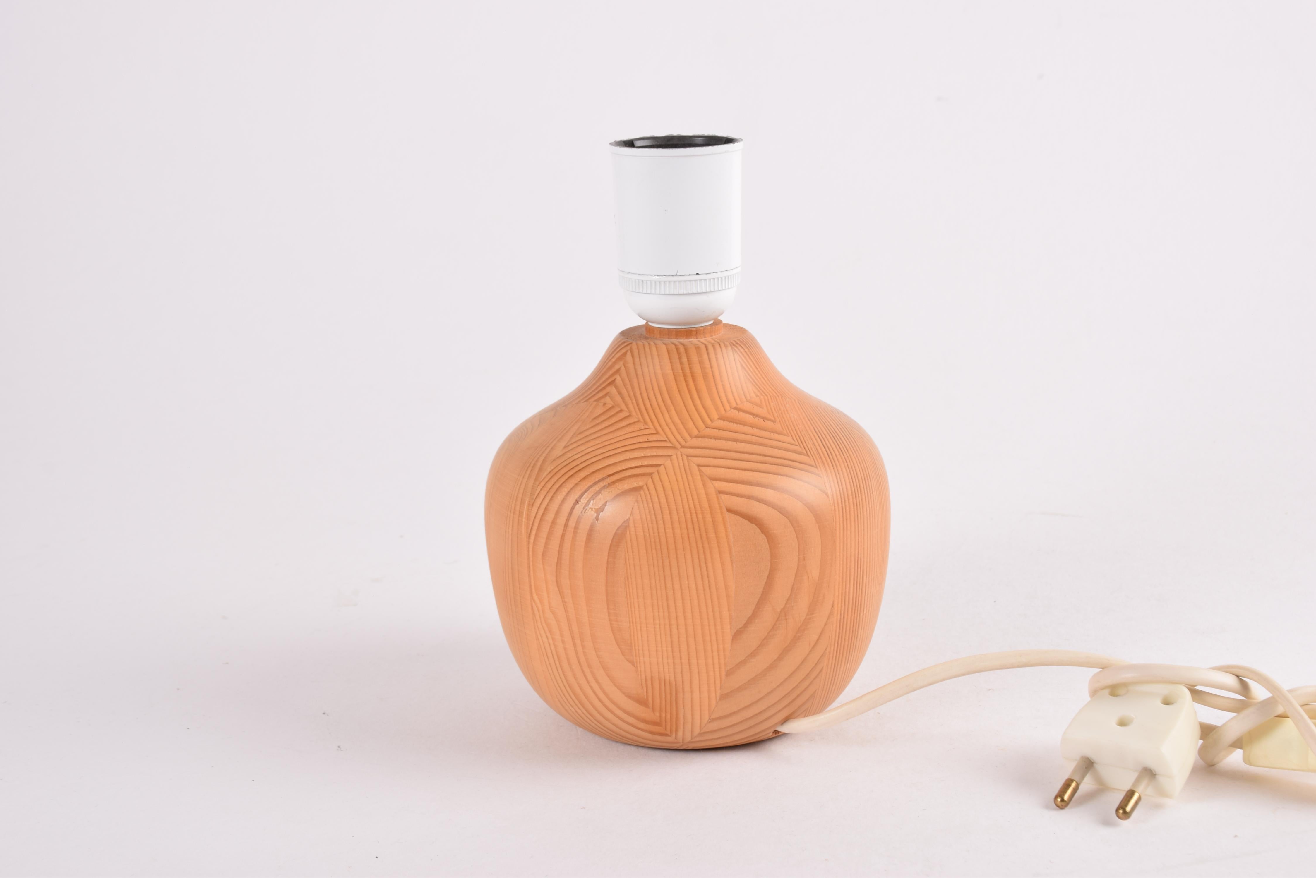 Lámpara de mesa pequeña de pino de diseño sueco con pantalla, iluminación escandinava ca años 70 Tela en venta