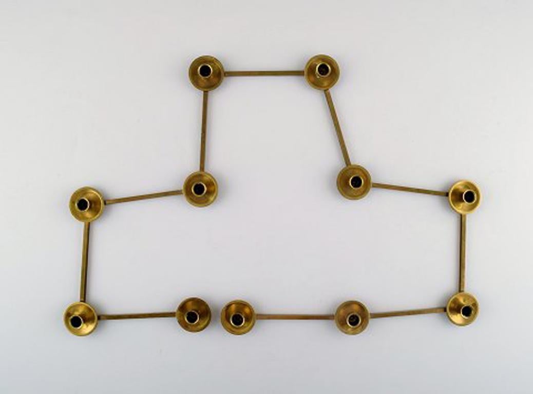 Swedish design table candlestick for 11 candles in brass, jointed.
1950-1960s.
Measures: 132 cm. long.
In perfect condition.
